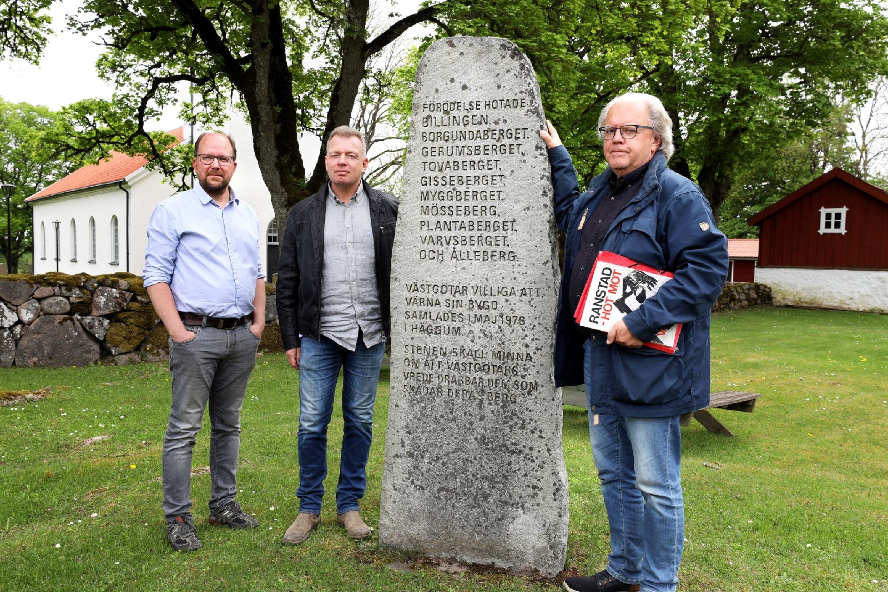 Magnus Ljung, Anders Kindbom och Per Gustafsson vid den sten som finns i Häggum – budskapet på den är tydligt: ”Stenen skall minna om att västgötars vrede drabbar dem som skadar deras berg”.