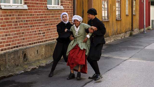 Det blev ett actionfyllt inslag under stadsvandringen, på 1600-talet var det många kvinnor som blev anklagade för häxkonst – även i Lidköping. 