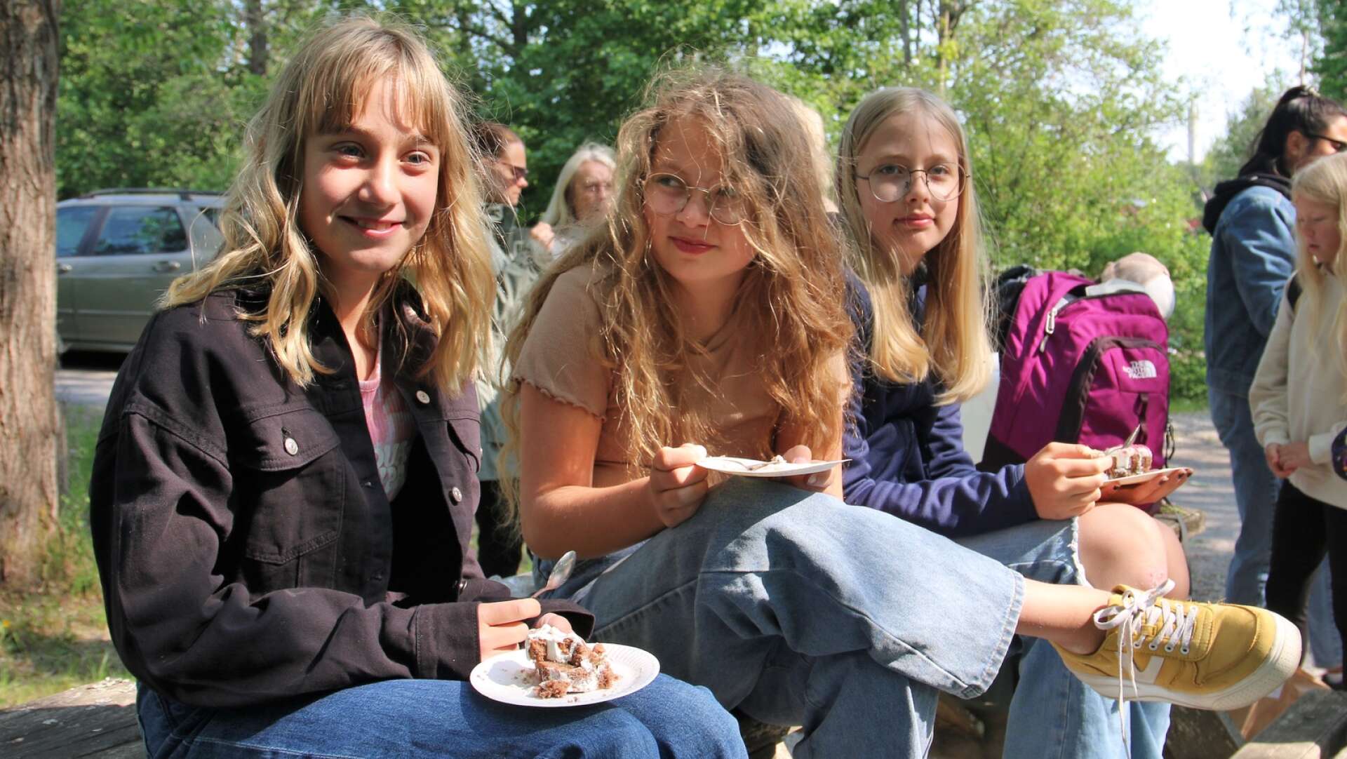 Maja Drevenstam, Mamie Sun Axelsson och Emelie Berggren tyckte den hemmagjorda tårtan var mycket god.