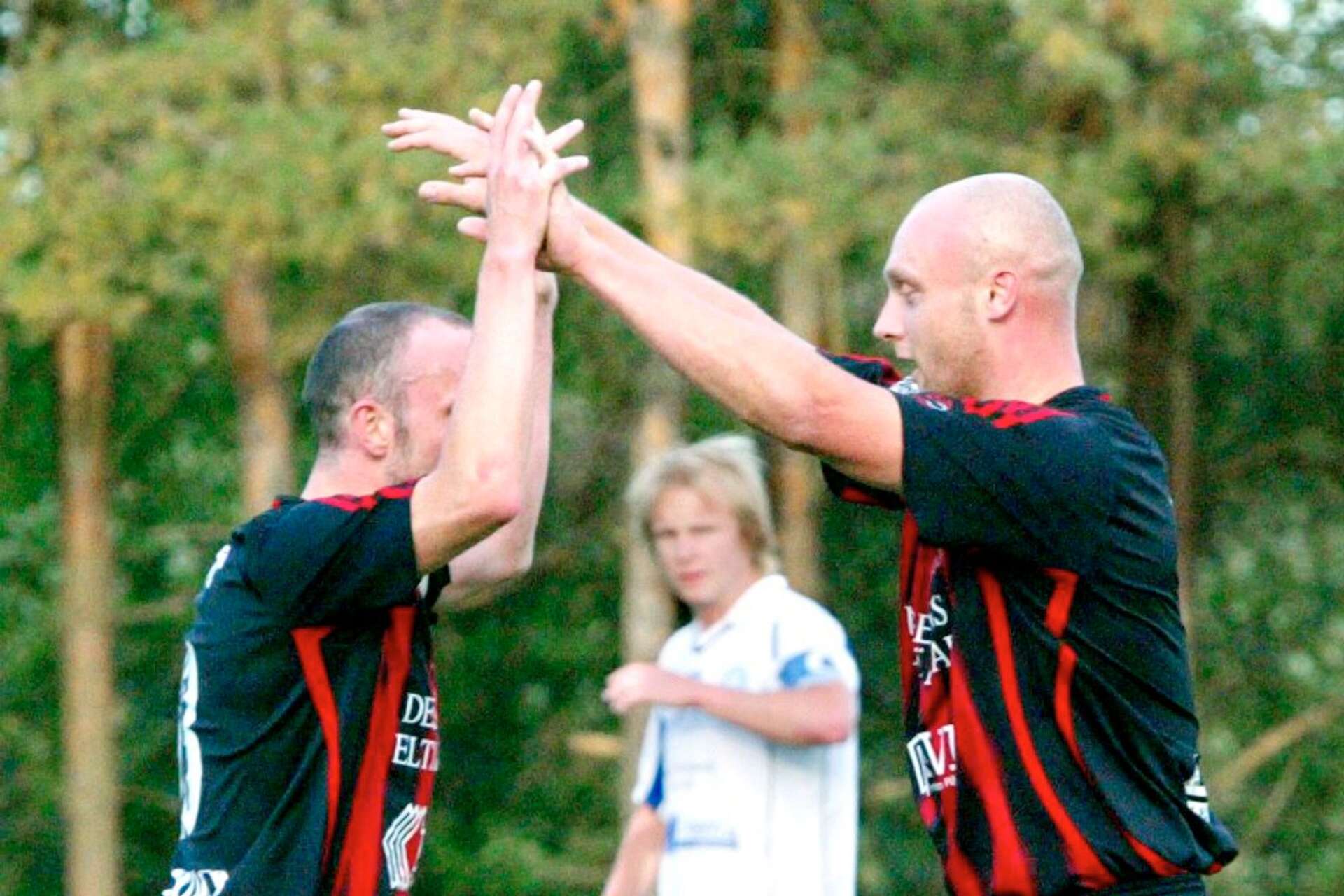 Martin Sandahl och Anders Pedersen jublar efter ett mål mot ”Sporten”.