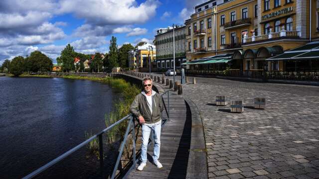 Krögarprofilen Per Jonsén tycker att älven kunde utnyttjas betydligt mer för att skapa liv i centrala stan. Här utmed kajerna i Karlstads hamn vill han gärna se bland annat båtbryggor och serveringar.