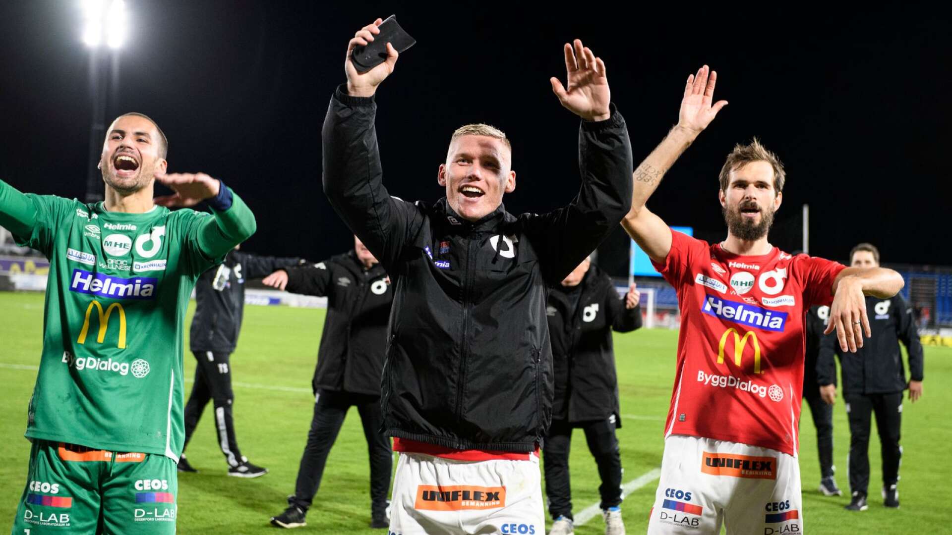 Victor Edvardsen, mitten, är enligt Sportbladet klar för Djurgården.