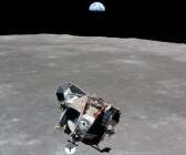 Hela mänskligheten, förutom fotografen Mike Collins, fångad på en bild. Alla på Jorden samt Armstrong och Aldrin i månlandaren på väg att docka med Columbia.
