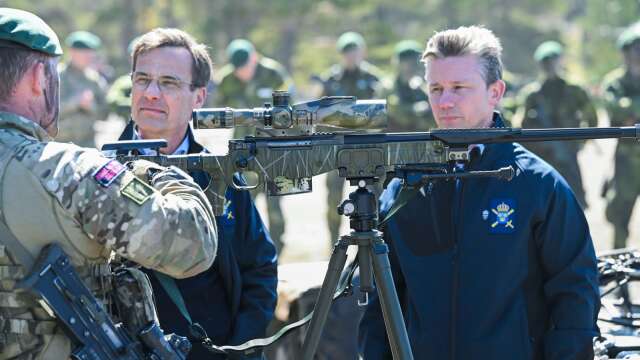 Försvarsminister Pål Jonson (M) välkomnar beskedet från Turkiet om att landet nu är berett att säga ja till svenskt medlemskap i Nato. På bilden tillsammans med statsminister Ulf Kristersson (M) vid försvarsövningen Aurora tidigare i år.