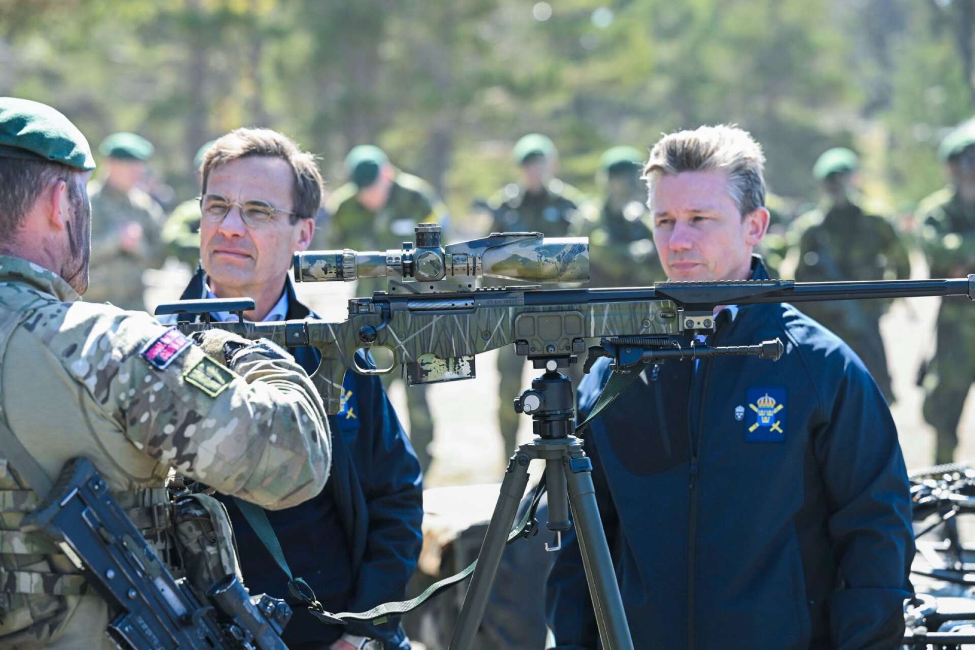 Försvarsminister Pål Jonson (M) välkomnar beskedet från Turkiet om att landet nu är berett att säga ja till svenskt medlemskap i Nato. På bilden tillsammans med statsminister Ulf Kristersson (M) vid försvarsövningen Aurora tidigare i år.