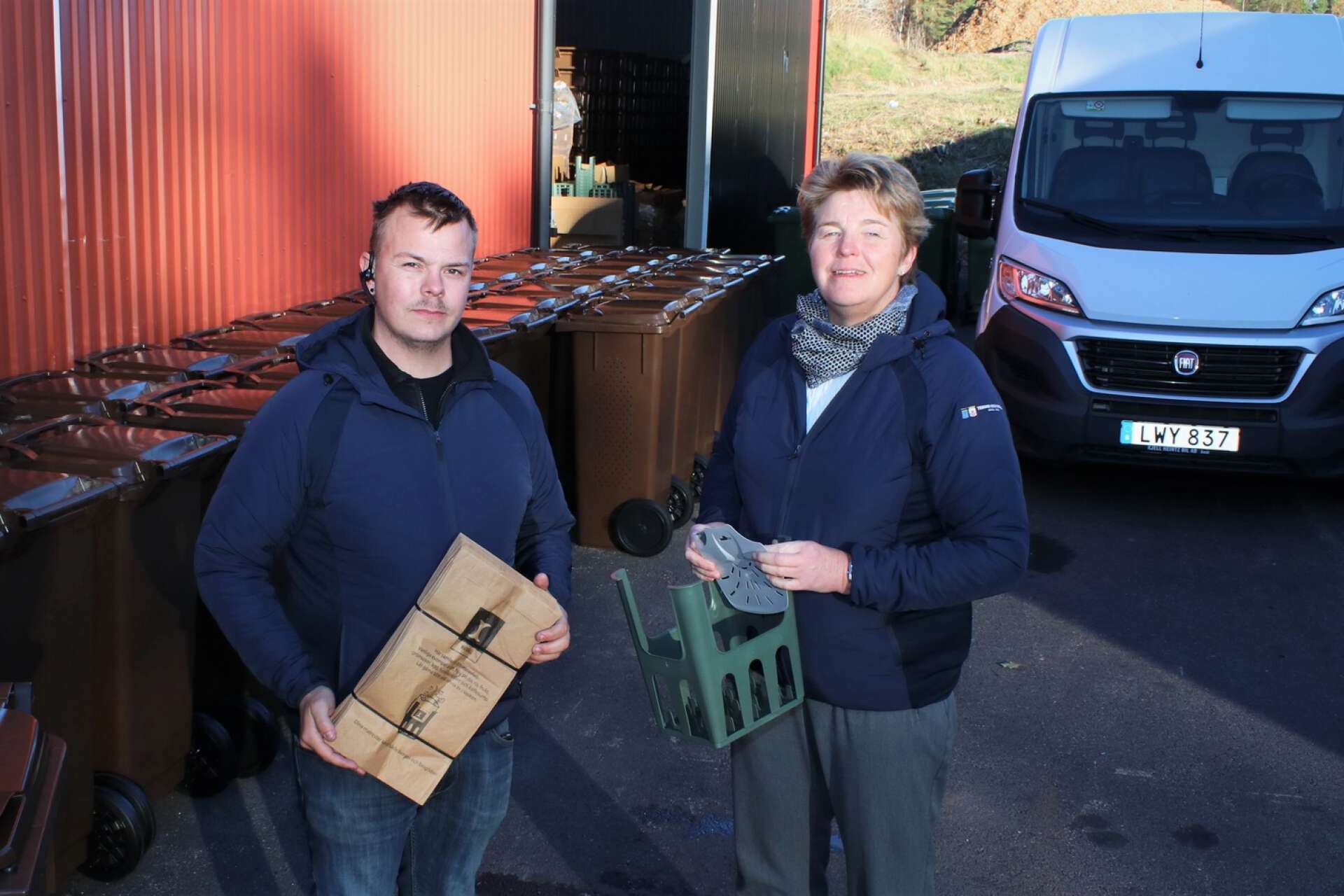 Carina Nylén, tillförordnad renhållningschef och Robert Skoglund, driftchef på avfalls- och renhållningsenheten, visar upp det startkit som medföljer till de kunderna som har valt att sortera ut sitt matavfall. 