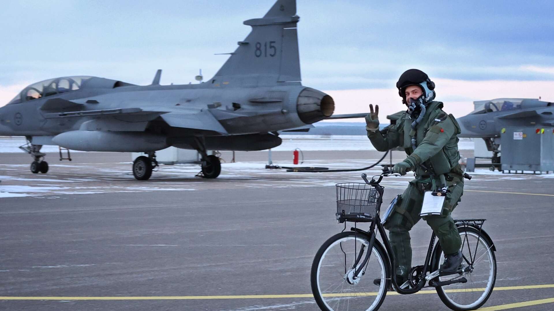 En av piloterna anländer på cykel till dagens pass. 