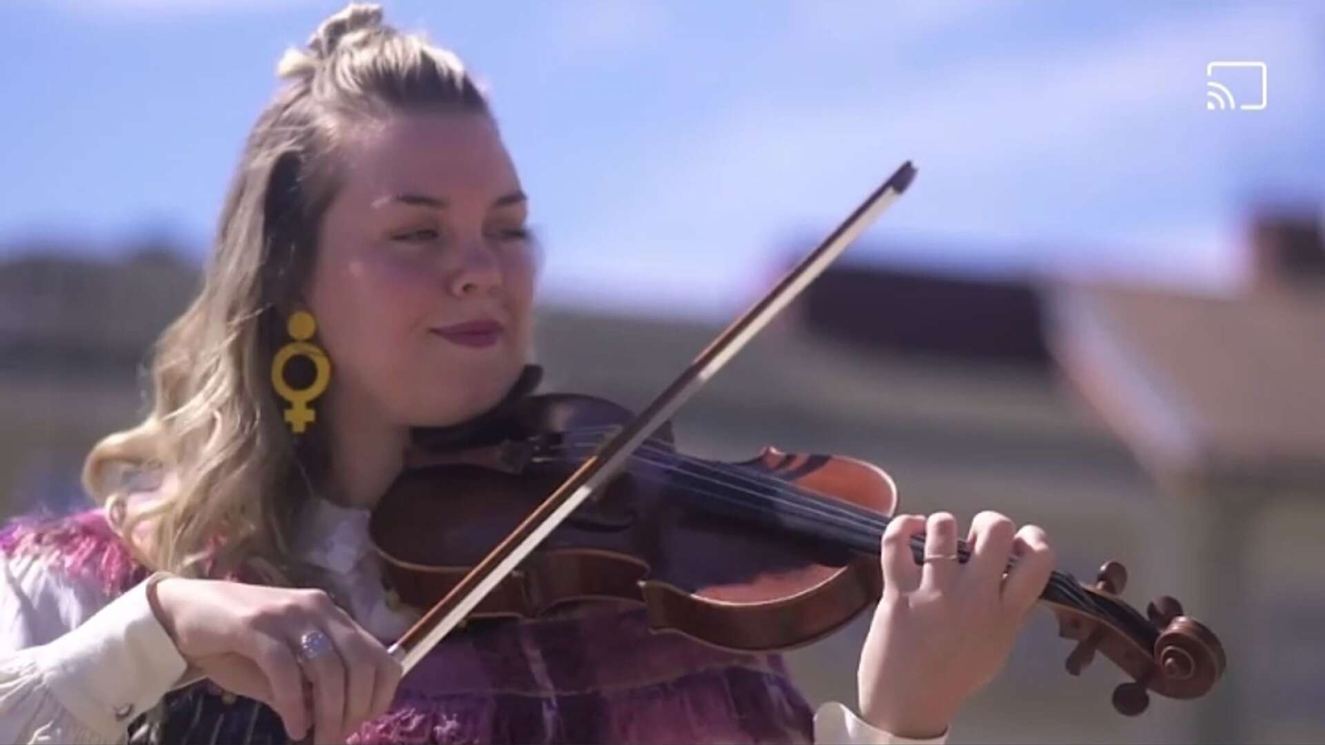 Viktoria Bro, fiollärare på Säffle kulturskola, har skrivit folkmusiklåten Sveriges yngsta stad som premiärspelades i kommunens nationaldagshälsning på Facebook.
