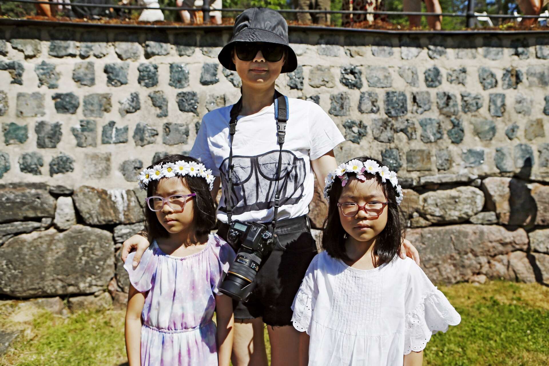 Jojo Wang firar midsommar i Borgvik med döttrarna Anna och Elsa.