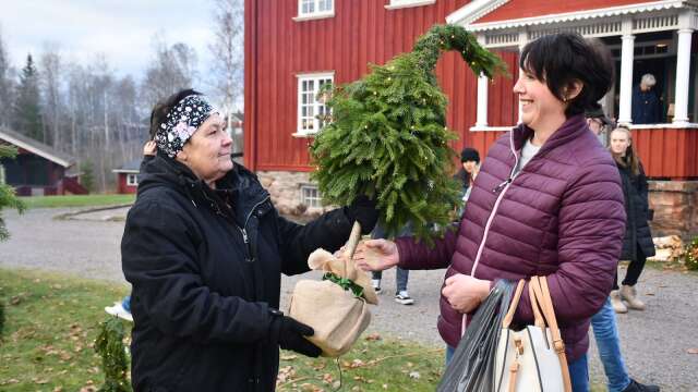 Ann-Louise Olsson sålde ett adventsträd till Karin Bergström.