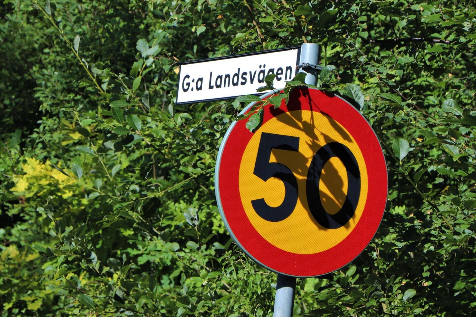 Gamla Landsvägen blir nu även det officiella namnet på vägen utmed Vättern, från Uddebovägen i Fågelås till Jönköpingsvägen i Hjo.
