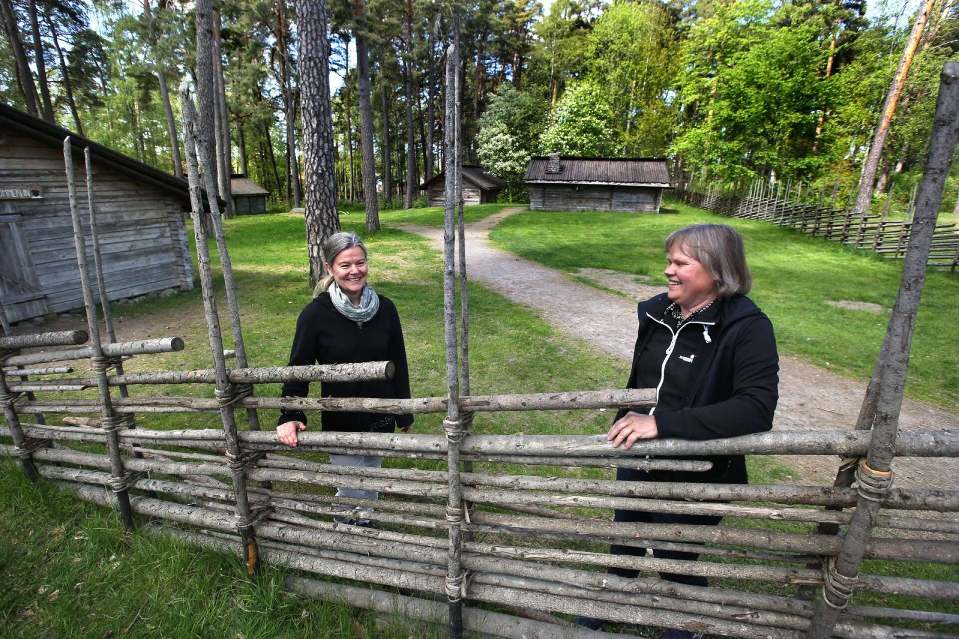 Vd Anna Lööf Falkman och museibonde Pia Karlsson gläds åt de många besökare som kommer till Mariebergsskogen trots rådande situation. 