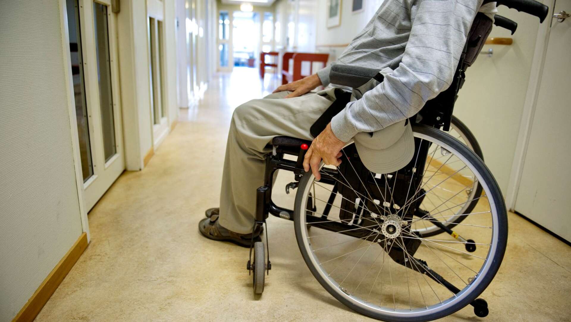 En rullstolsburen omsorgstagare på ett äldreboende i Bengtsfors kommun föll ur sängen och bröt lårbenet när personal försökte vända omsorgstagaren. Händelsen har lex Maria-anmälts.