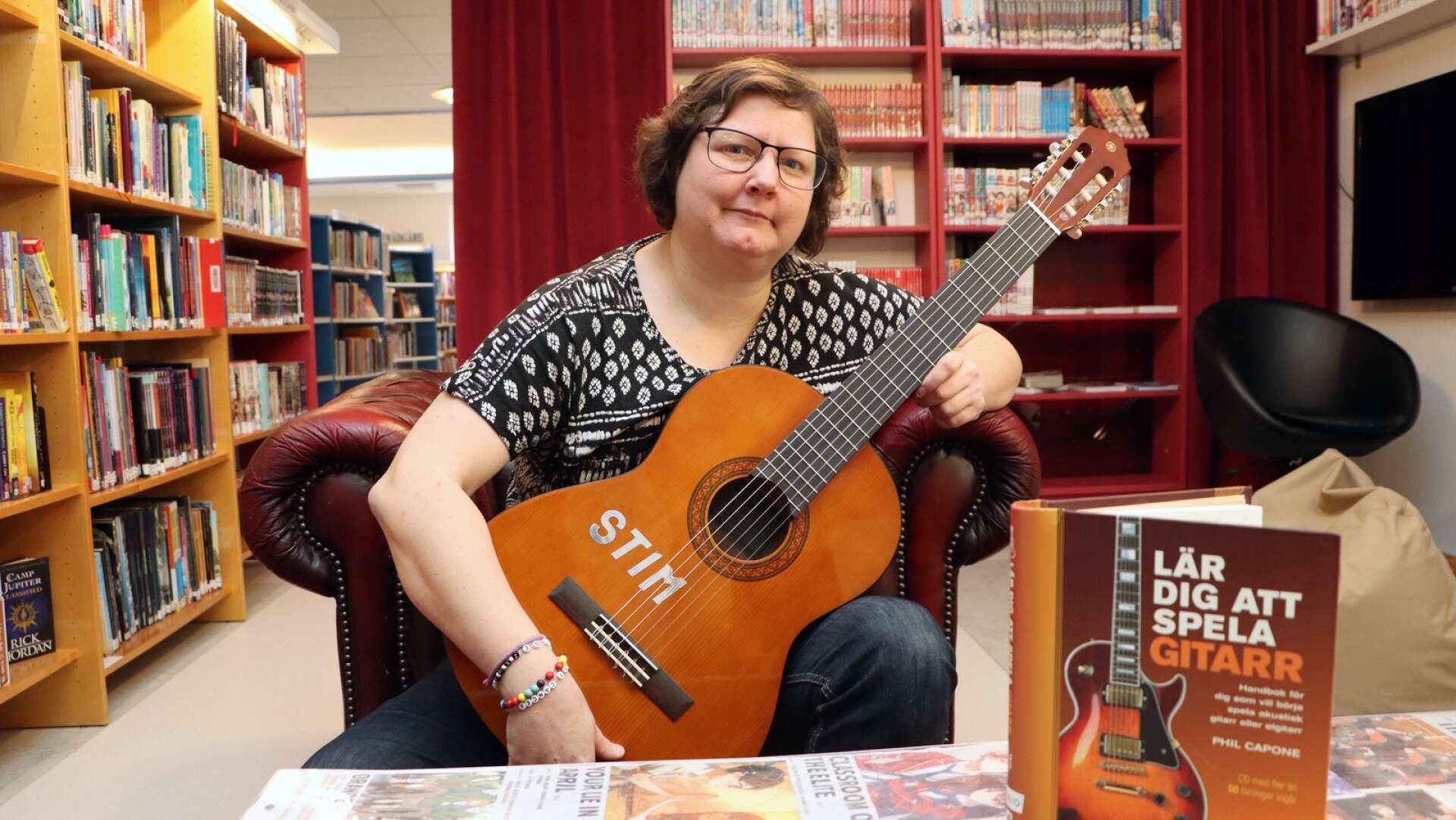 Stadsbiblioteket i Hjo har numera en gitarr från utlån som de fått via Stim, berättar bibliotekarien Fredrika Johansson. 