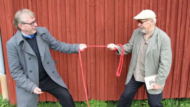 Øivind Roos och Bengt Berg bjuder in till humoristiska kvällsvandringar i gränstrakterna i ord och ton. Allt med riksgränsen som en röd tråd.