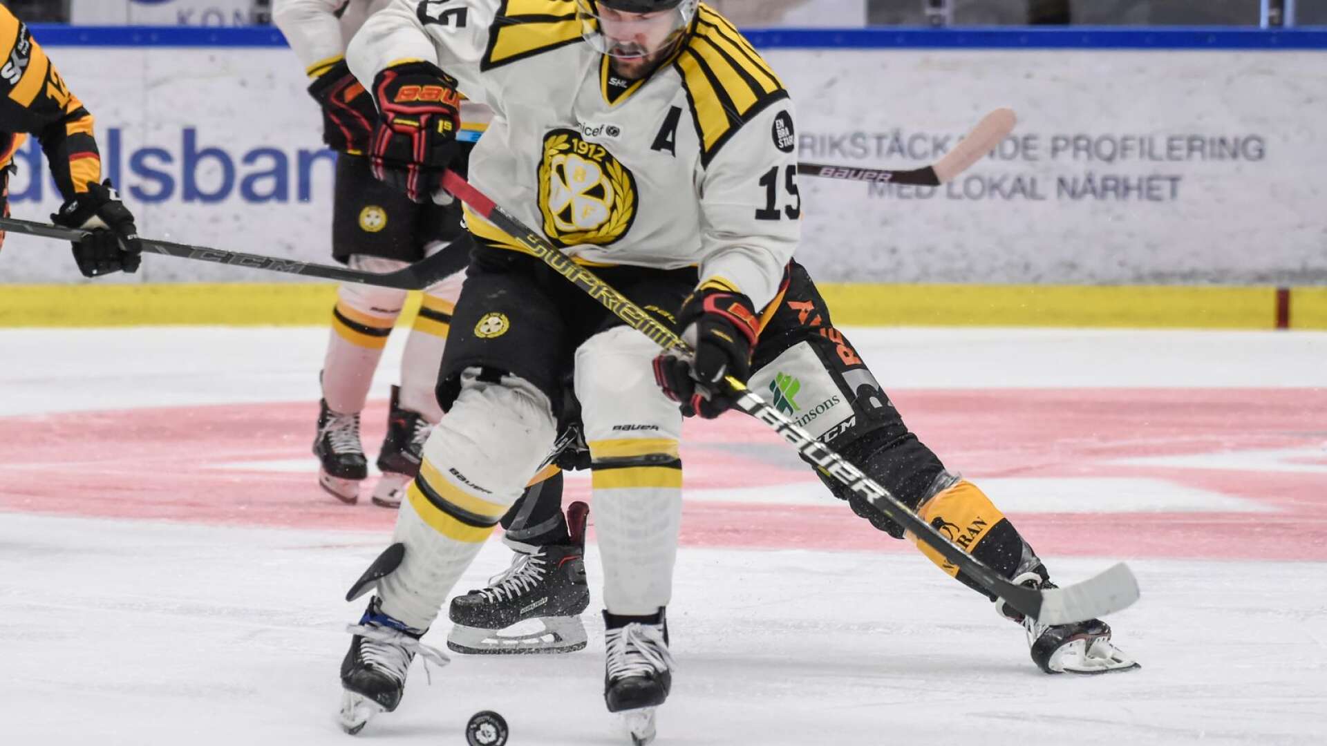 Simon Bertilsson började karriären inom Karlskogahockeyn men har sedan många år representerat Brynäs.