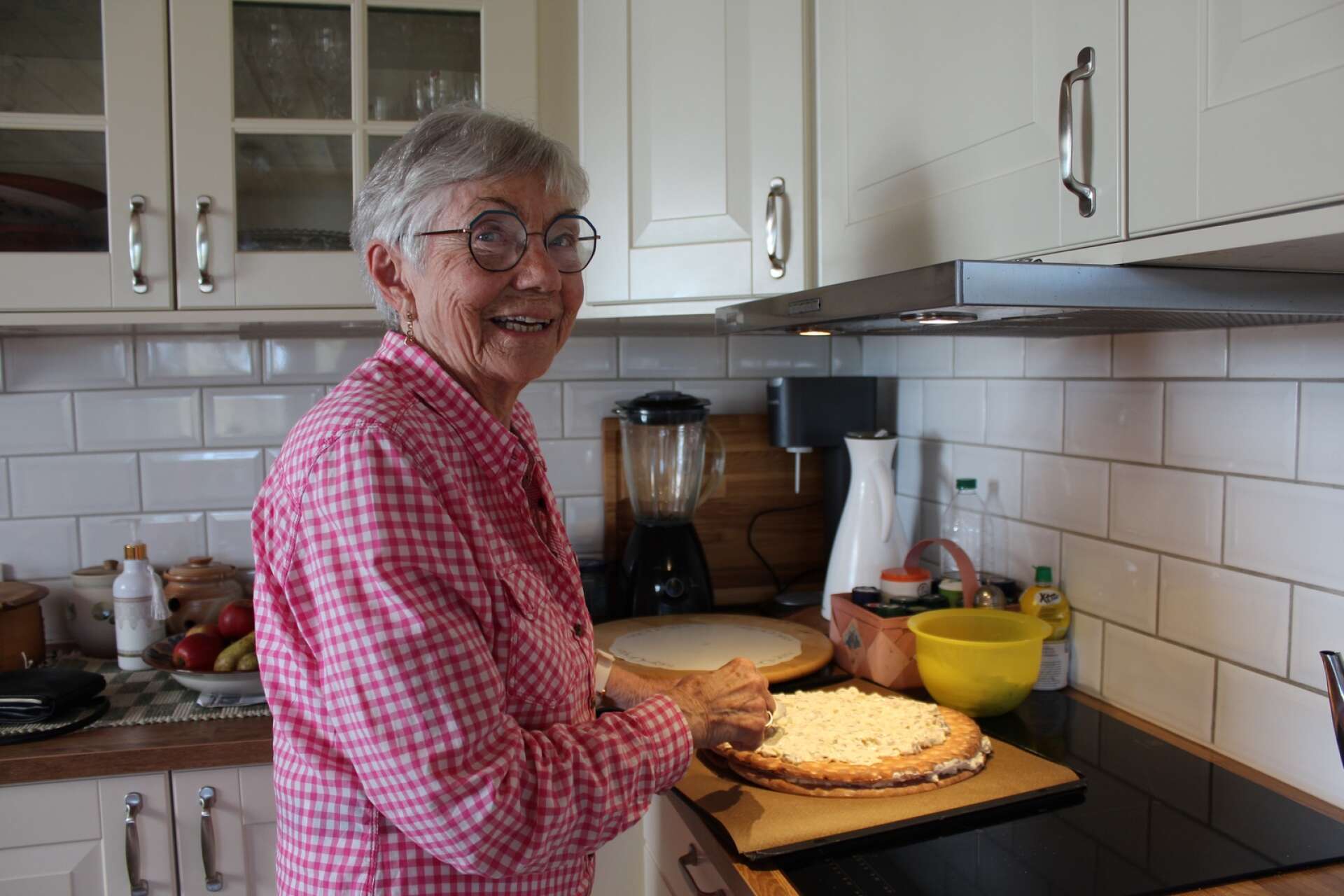 Gunnel trivs i sitt trevliga kök och älskar att ordna familjefester. &quot;Mamma är jätteduktig på att laga mat&quot;, säger dottern Birgitta.