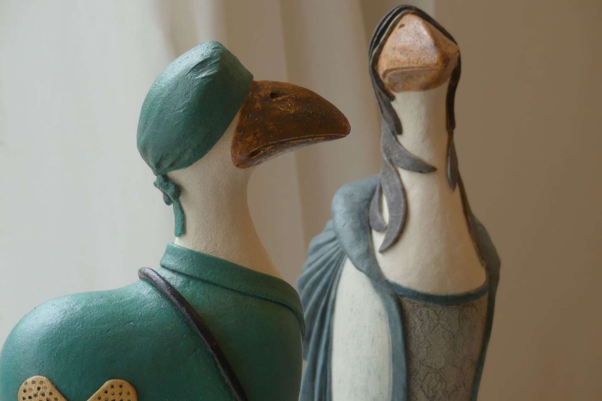 Uttrycksfulla fåglar i stengods är några av de verk som ställs ut på Galleri 2.