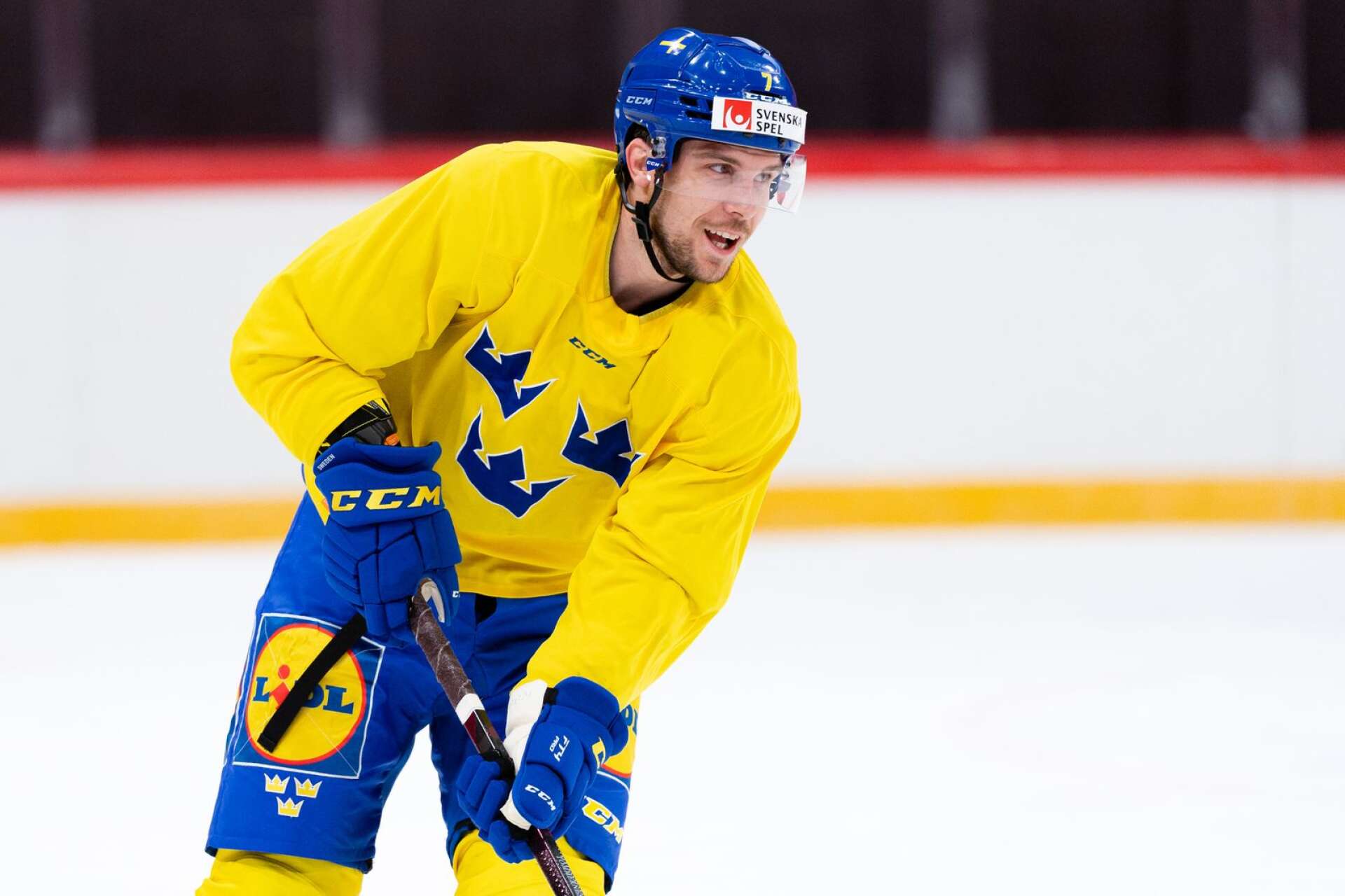 Värmländske backen Henrik Tömmernes med Tre Kronor inför Beijer Hockey Games.