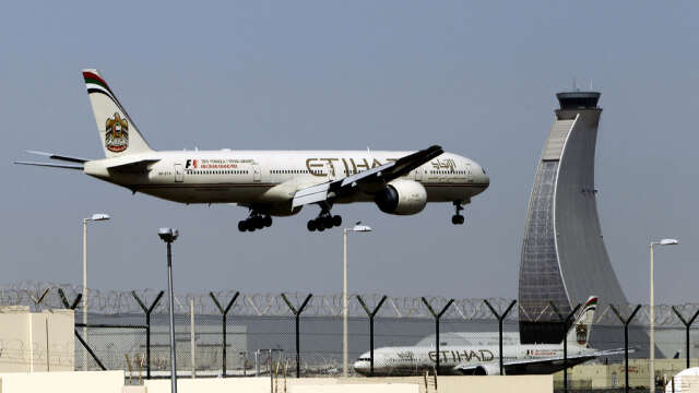 Ett Etihad Airways-flygplan landar på flygplatsen i Abu Dhabi. Arkivbild.