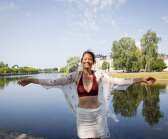 Caroline Johansson bor i Karlstad och brukar lägga sig på gräsmattan utanför operahuset och sola. ”Självklart blir det ett dopp, det här är bästa badplatsen.”