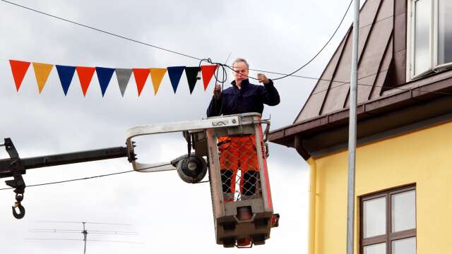 Kristinehamns kommun borde uppmärksamma sina lokala konstnärer med ett flaggspel.