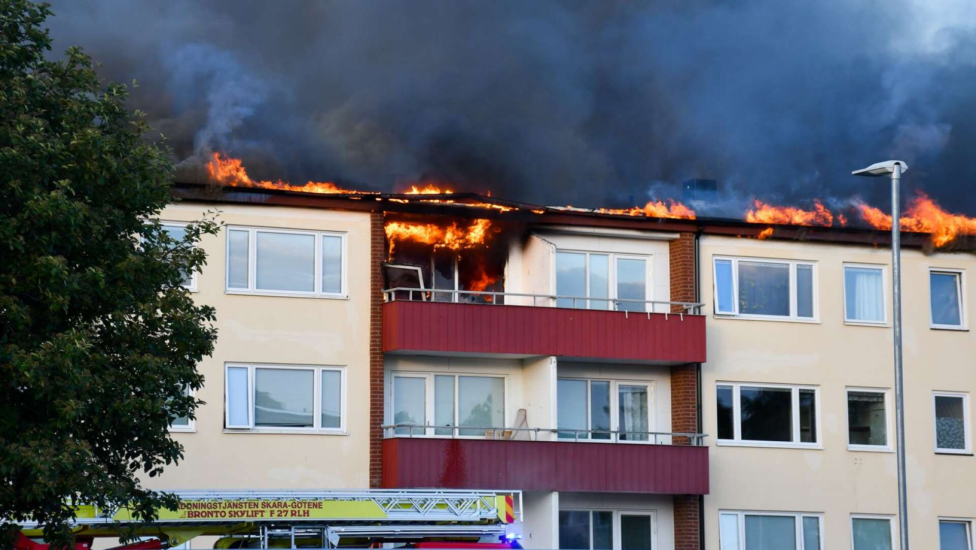 Ett flerfamiljshus på Valhallagatan i Skara blev till stora delar eldhärjat vid söndagens brand.