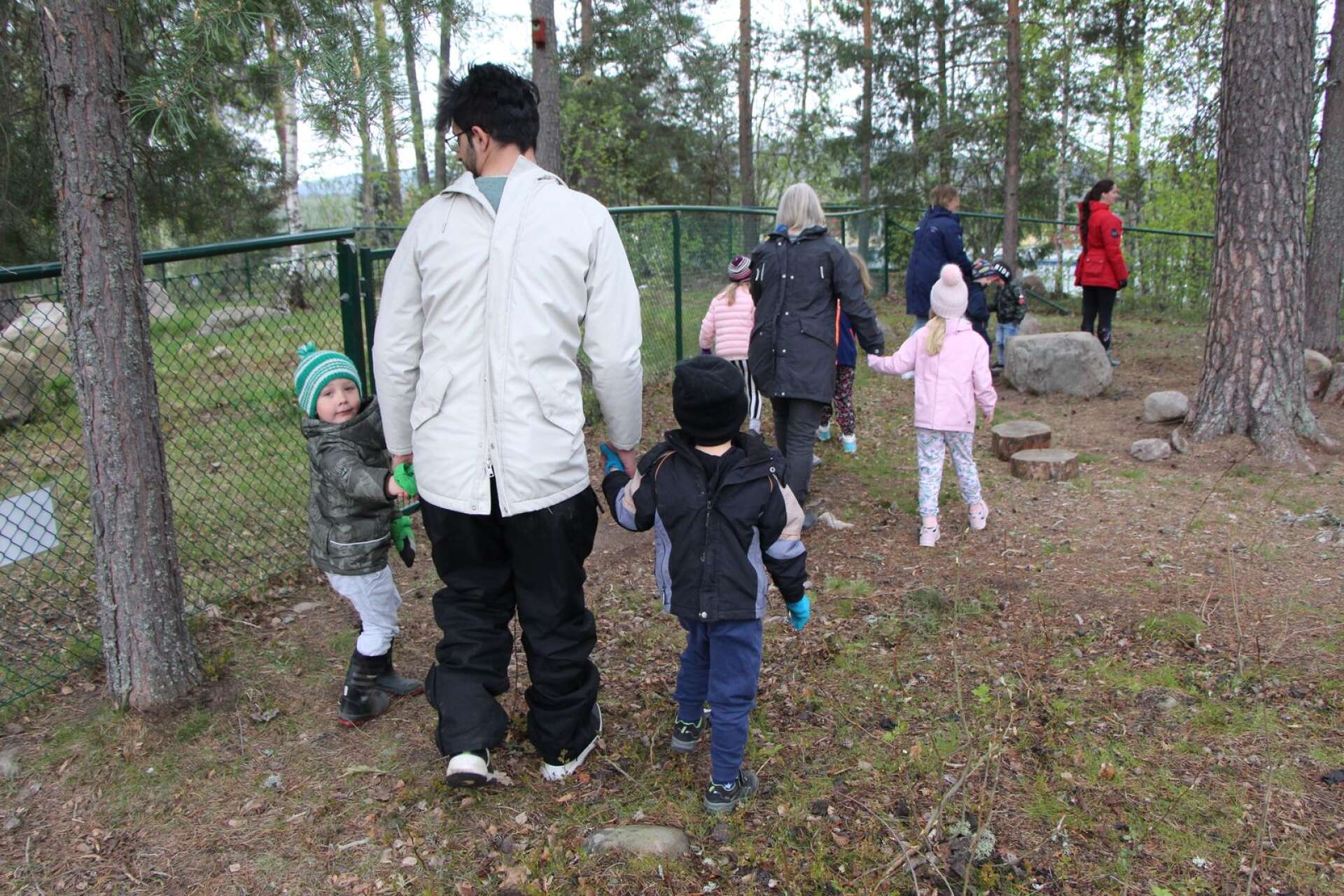 Med jackorna bak och fram, så att det blev rätt, genomfördes baklängesmarschen på förskolan Stjernebacken i Torsby.
