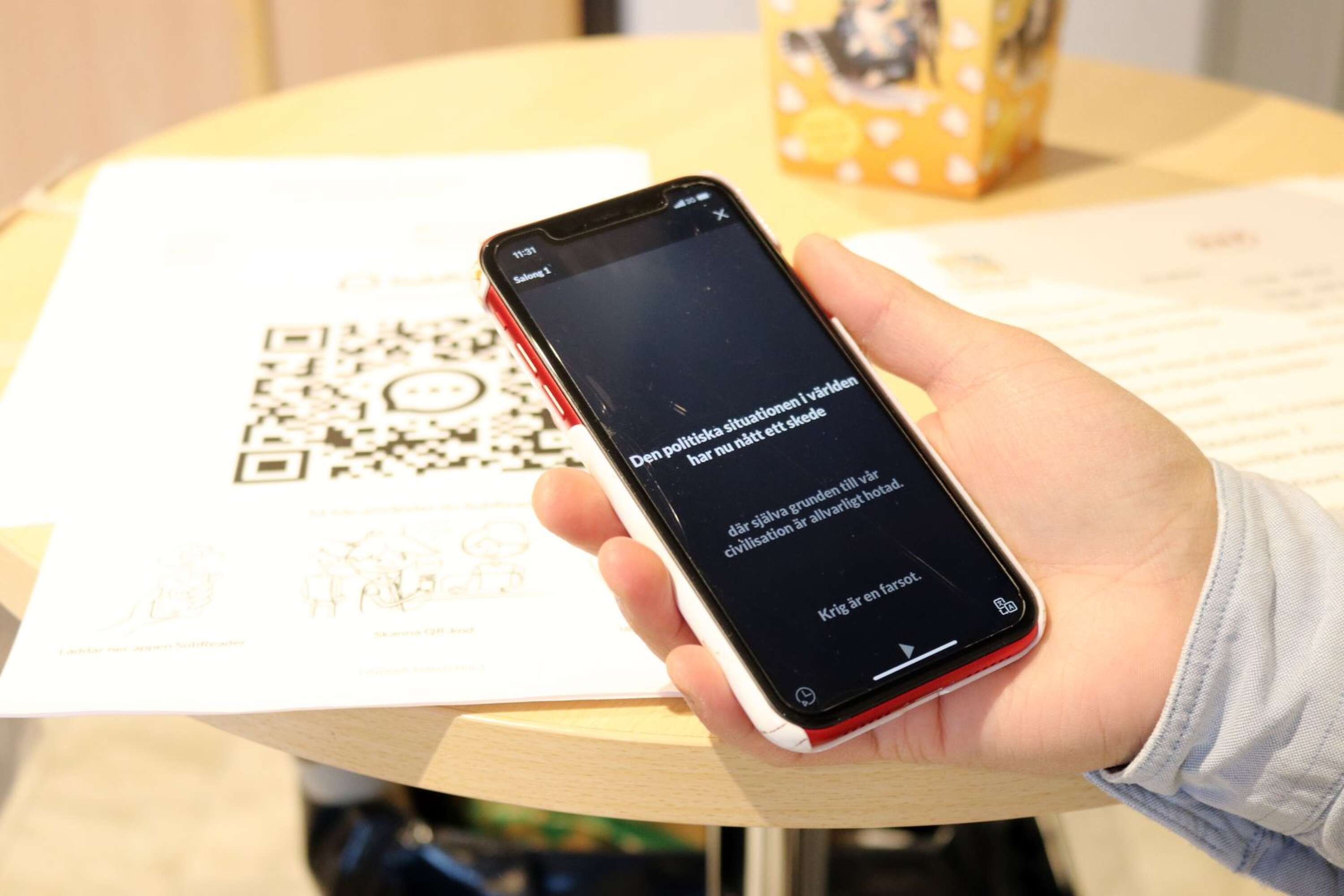 Textremsorna som läses upp i hörlurarna, syns också i text i mobilen.