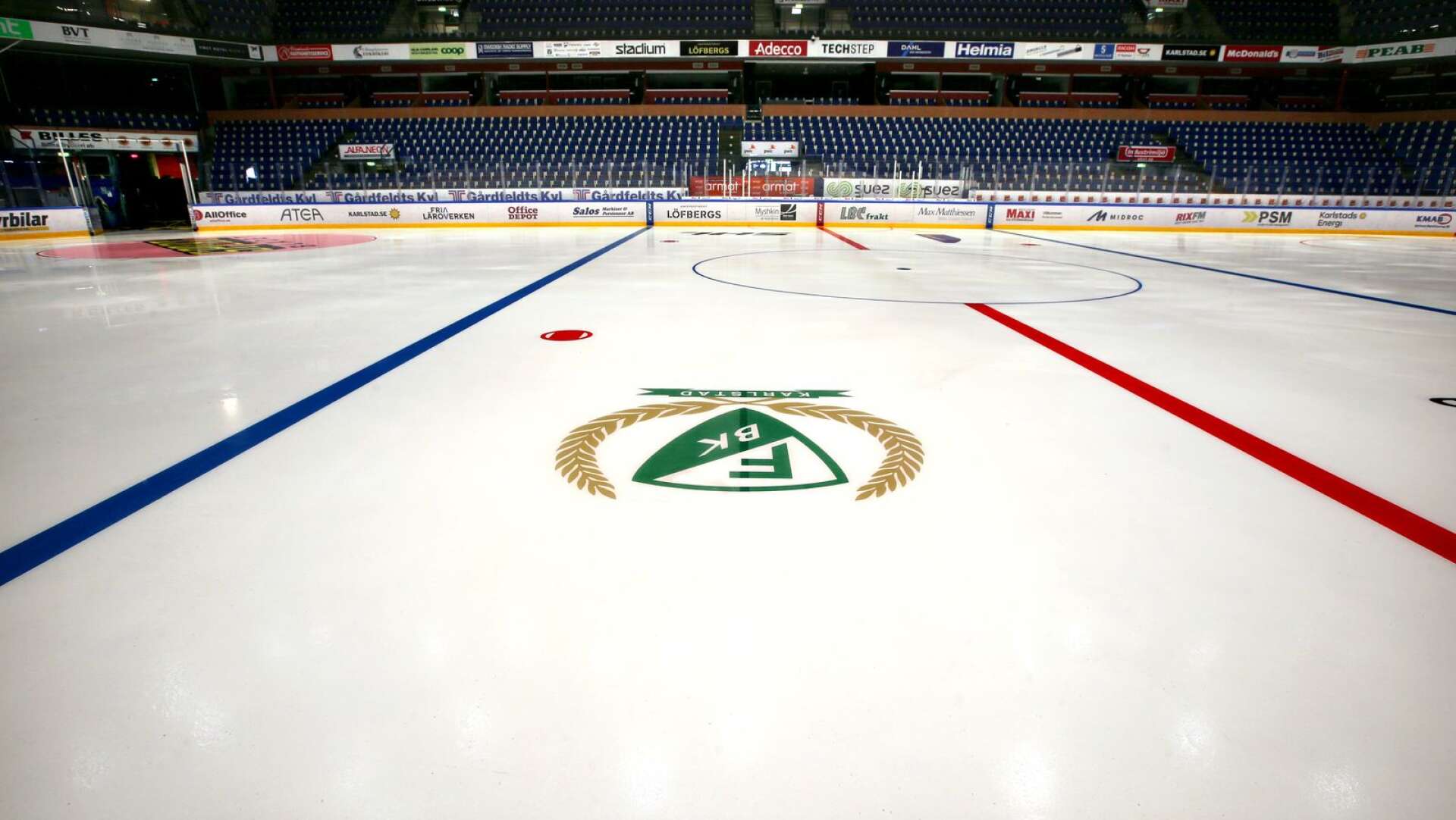 Nu har isen lagt sig i Löfbergs Arena. Sista veckan i maj kör Färjestad första ispasset. Men FBK.s stora sommarhockeyskola under fyra veckor, med 800 anmäld, är i farozonen.