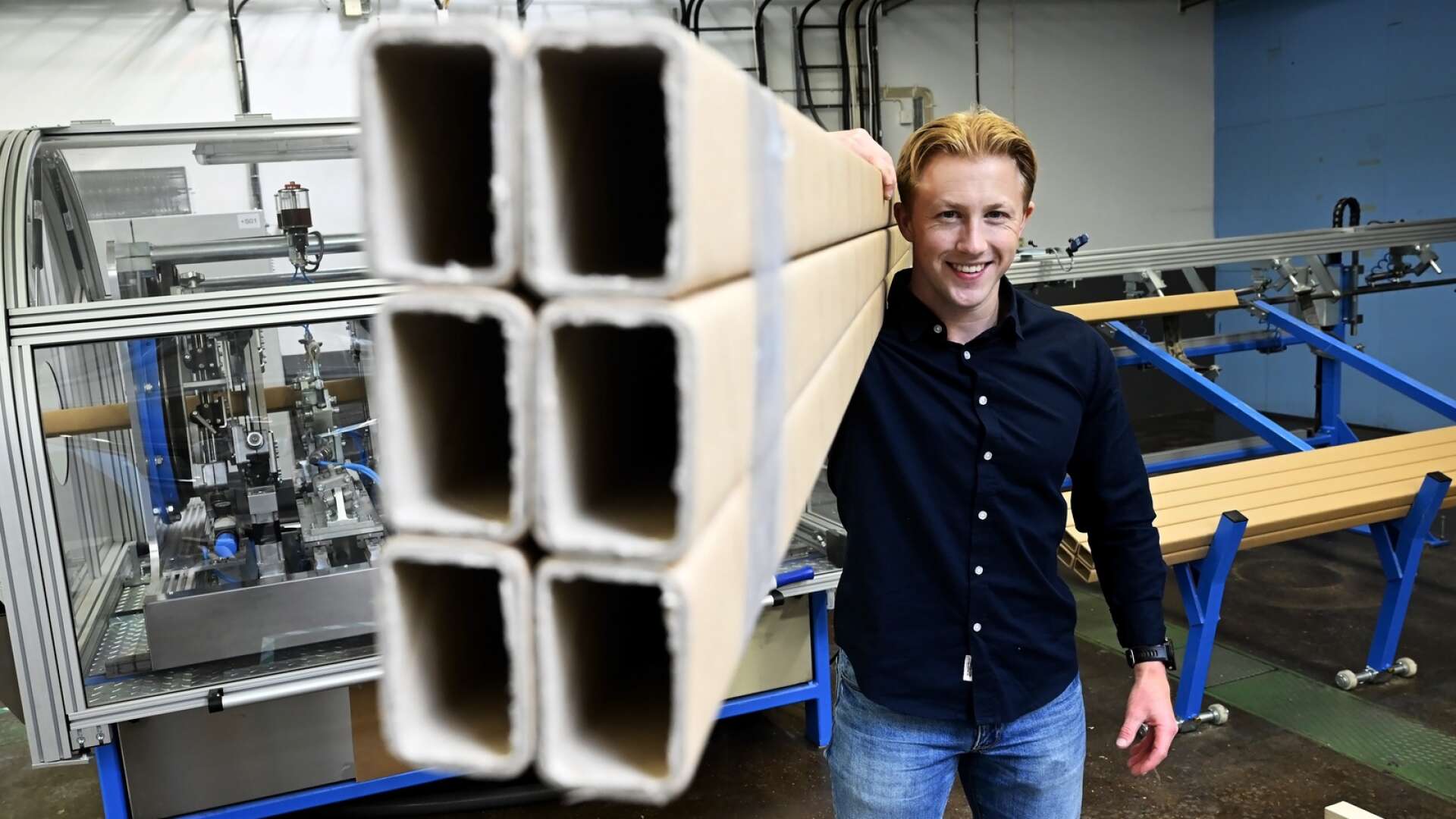 Tobias Söderbom Olsson är ansiktet utåt för ett innovativt företag inom byggbranschen – Wood Tube. Nu är produktionen igång i fabriken i Säffle.
