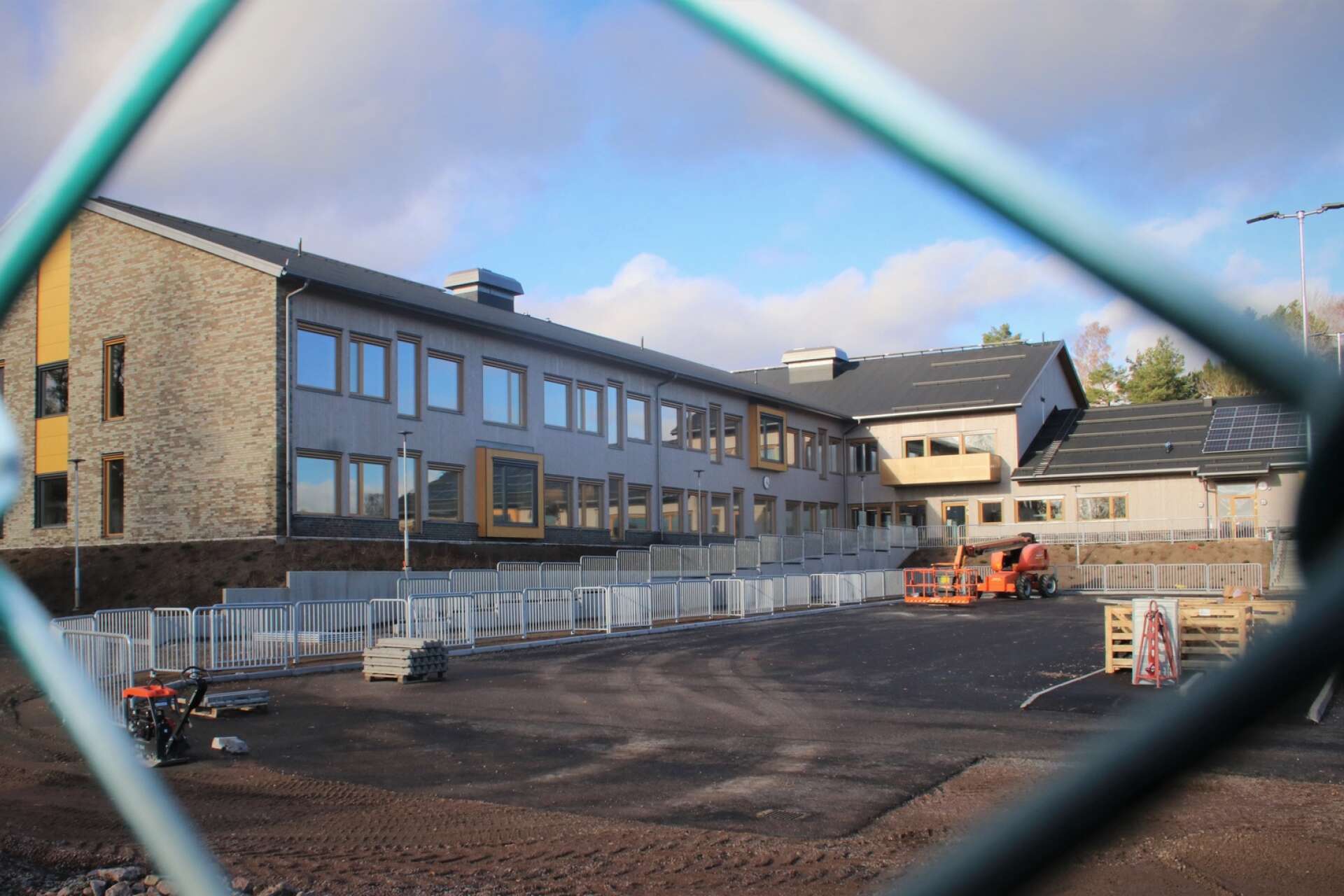 Den nya skolan är byggd för 450 elever. I dag går runt 350 elever på Rösparksskolan. På den nya skolan kommer även särskolan att flytta in. 