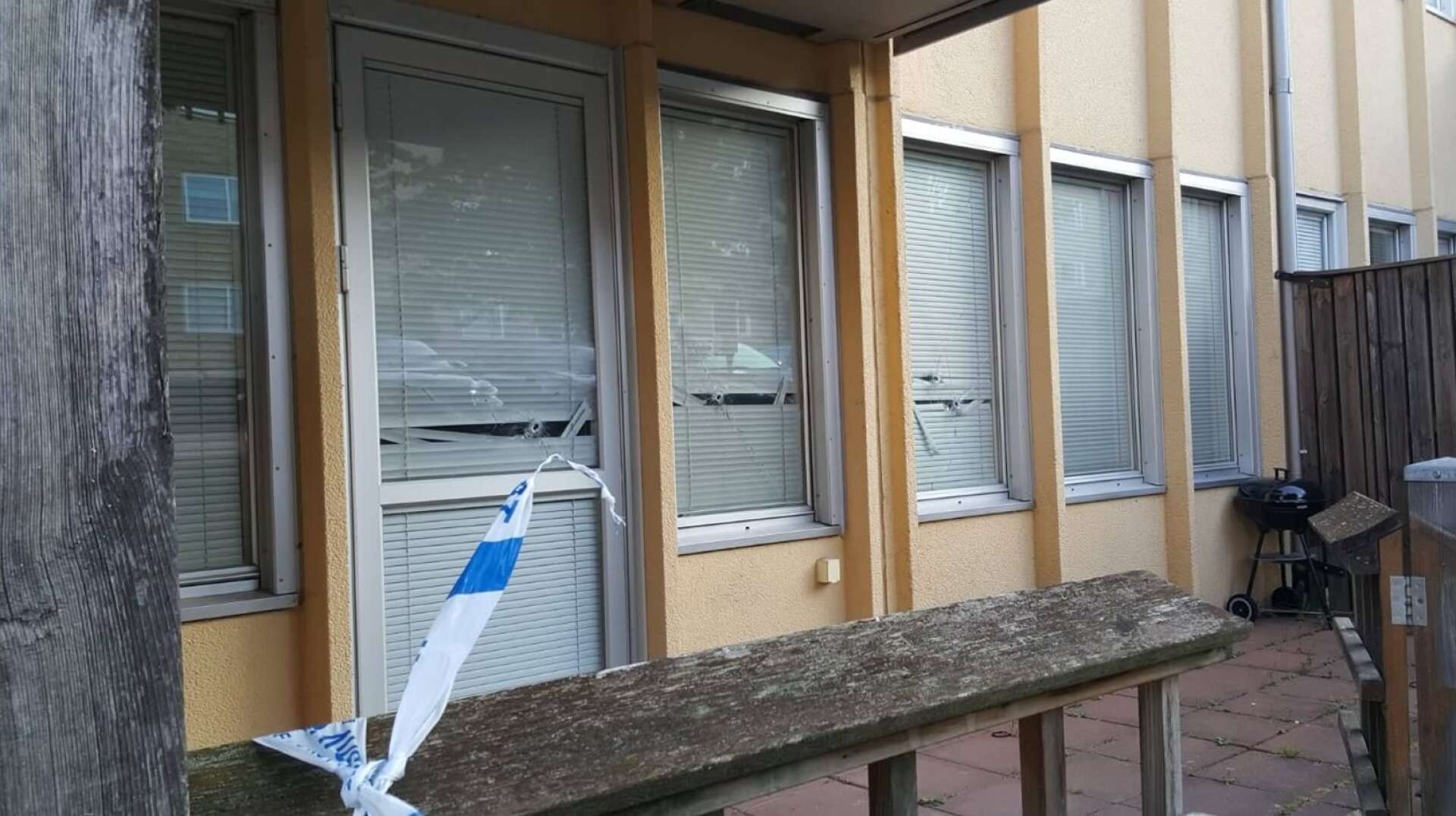 Skjutningen mot ett hus på Herrhagen i Karlstad väcker bestörtning bland de boende.