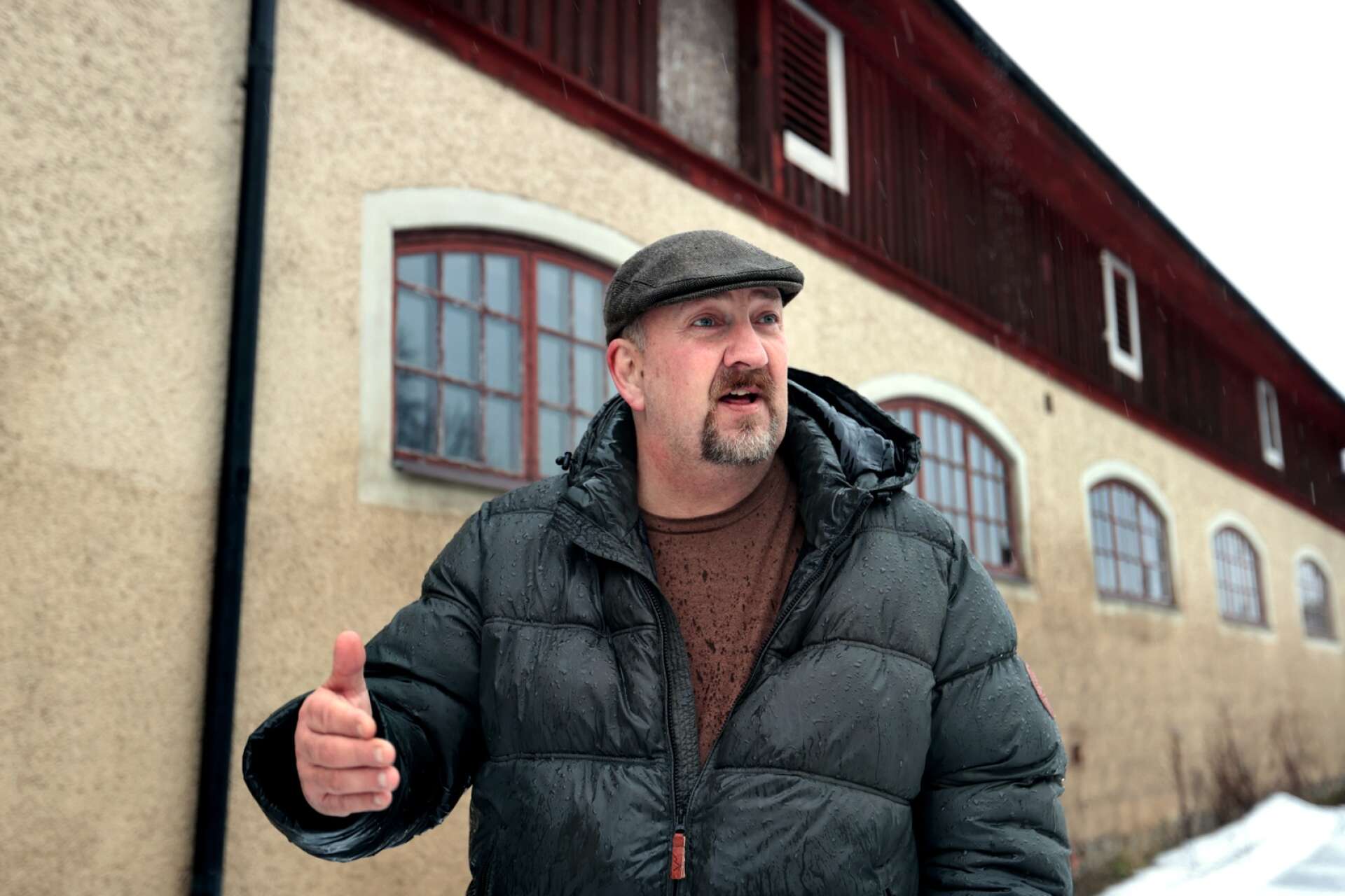 Stefan Larsson tycker att stiftelsen ska göra sig av med både Stallet och Stålmekan.
