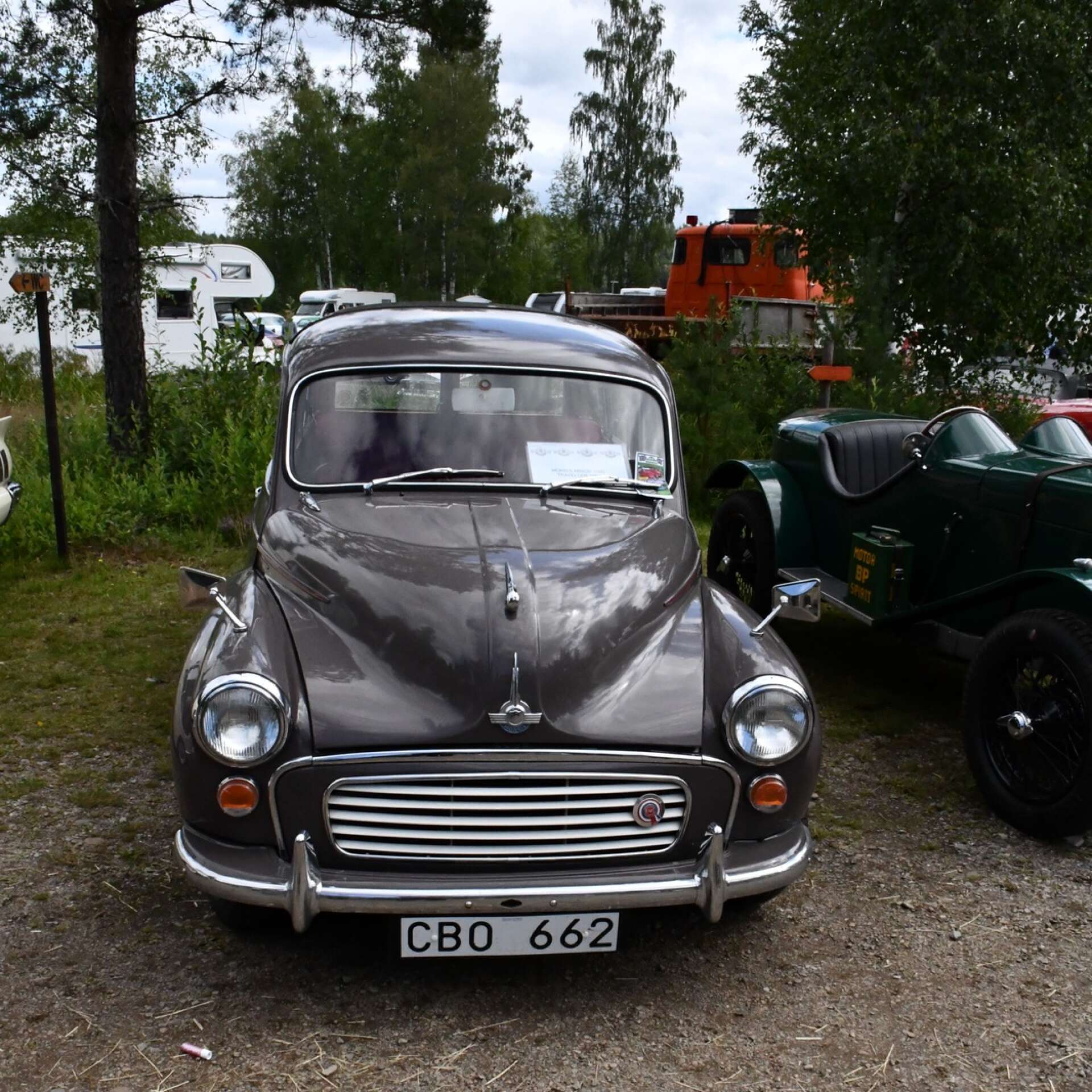 En av de tio bilar som valts ut av juryn till bilparaden: En Morris Minor Traveller 1967. Ägare Erland Persson, Edsvalla.