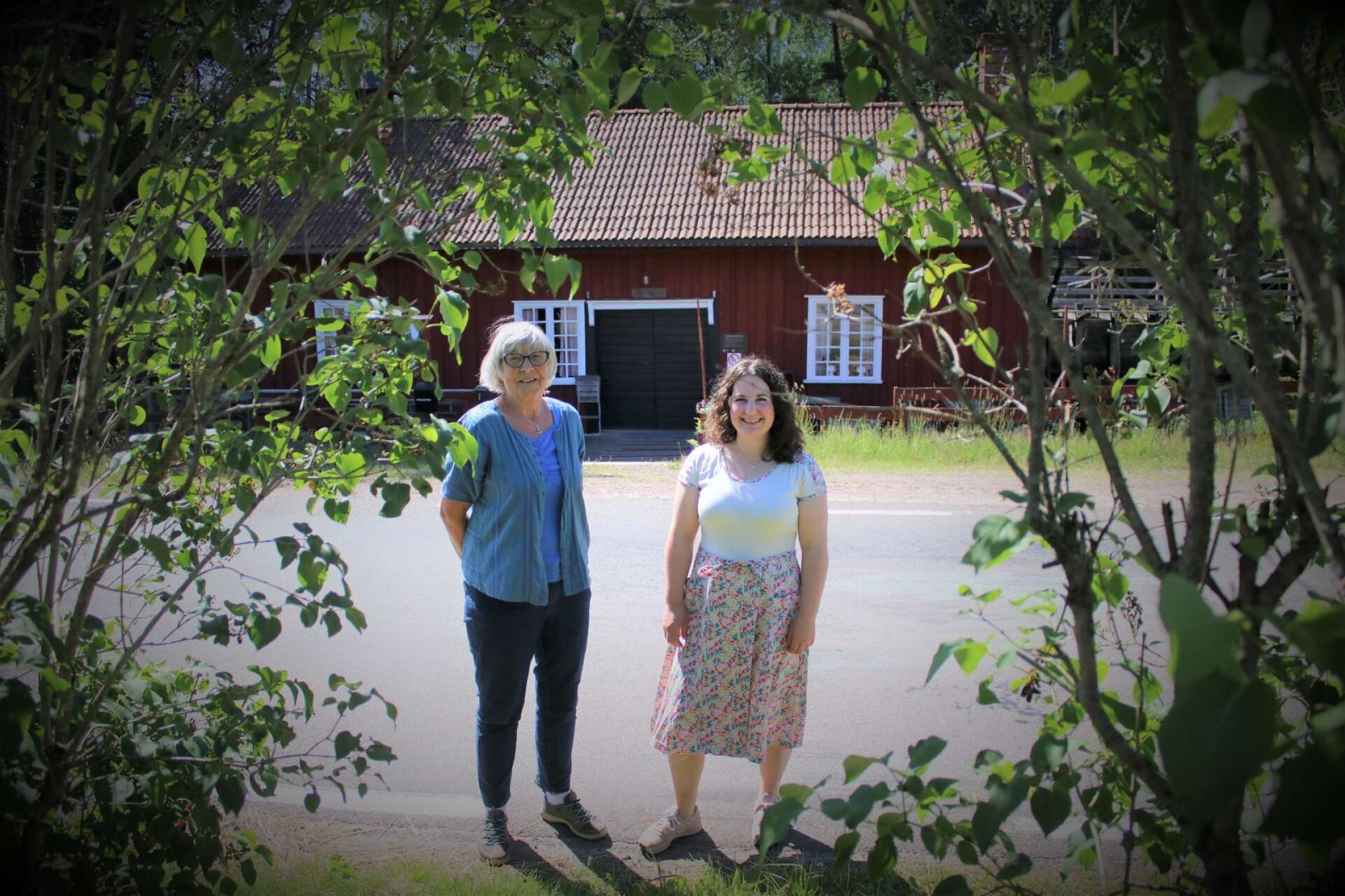 Ellionor Moberg och Anneli Svensson framför den gamla hjulkvarnen som är daterad till 1875. Den nuvarande kvarnen är dock inte den första på platsen. Enligt historiska källor ska det ha funnits en kvarn på platsen redan på 1200-talet. 