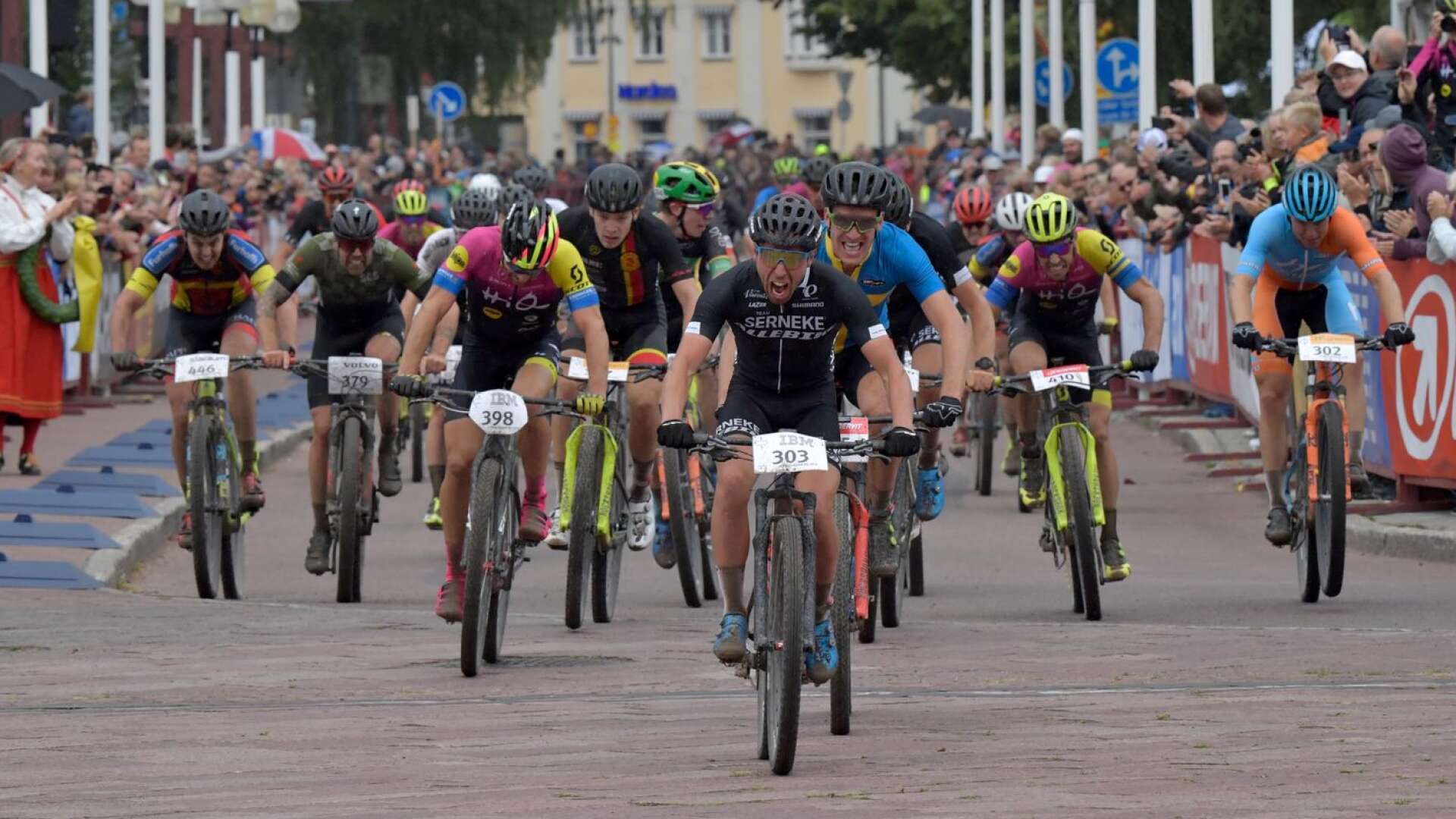 Emil Lindgren (303) tog hem den senaste segern i Cykelvasan 2019. Viktor Henrysson (längst ut till vänster) blev främste Skövdecyklist på elfte plats.