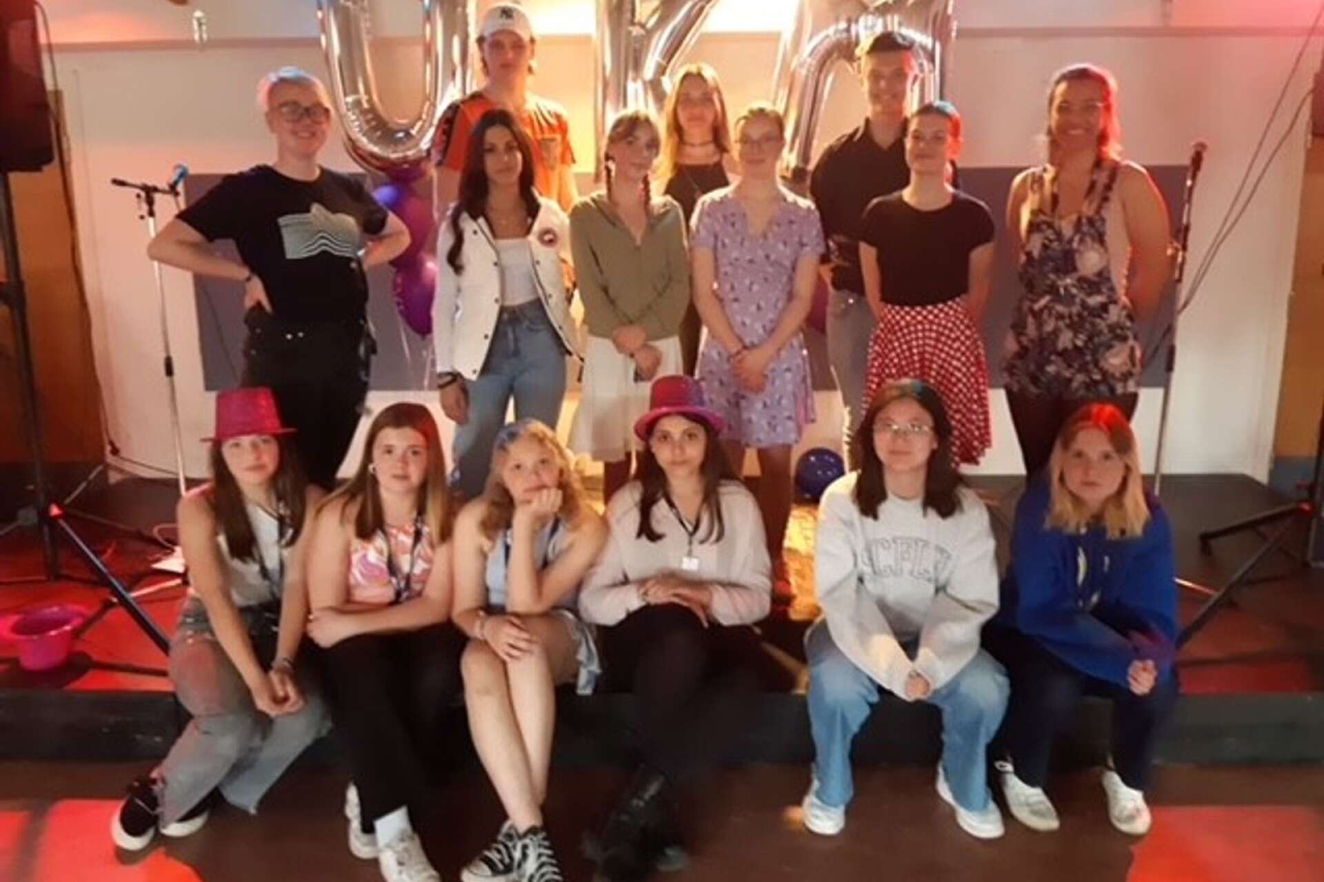 Hela gänget med ungdomar som gjorde UKM i Skövde till en kulturfest.