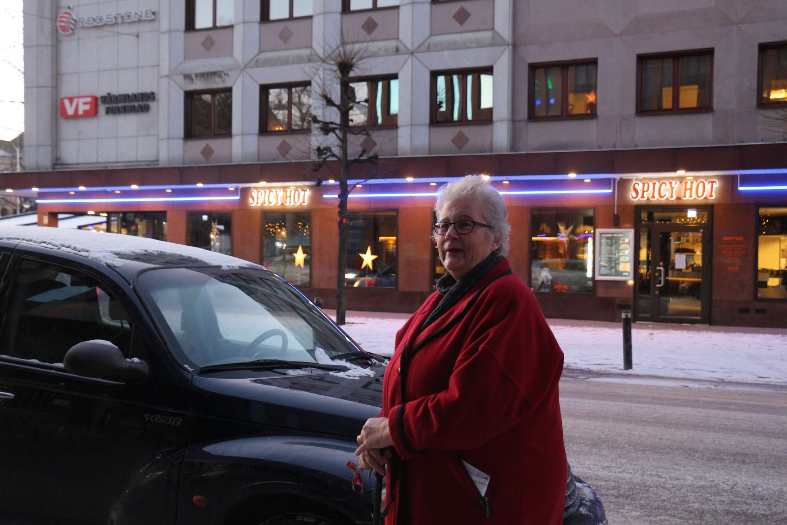 Marita Björlin passade på att flytta bilen under Kalle. 