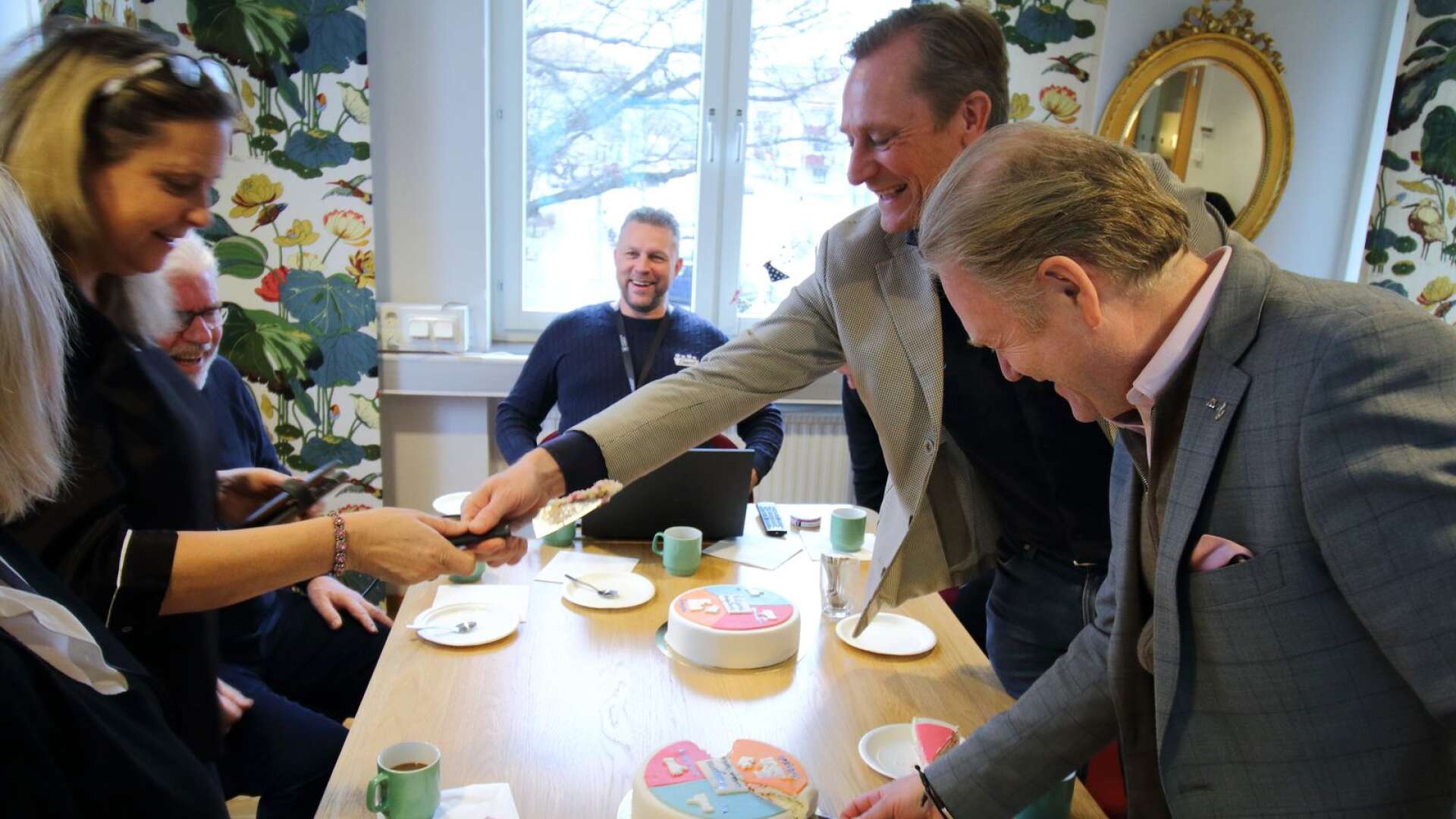 Medan kommundirektör Johan Harryson och kommunstyrelsens ordförande Tony Ring (M) tog för sig av tårtan (x2) pratade Lars Ekman, bakom datorn, om hur man som lokal företagare i dag ser på Karlskoga kommun.