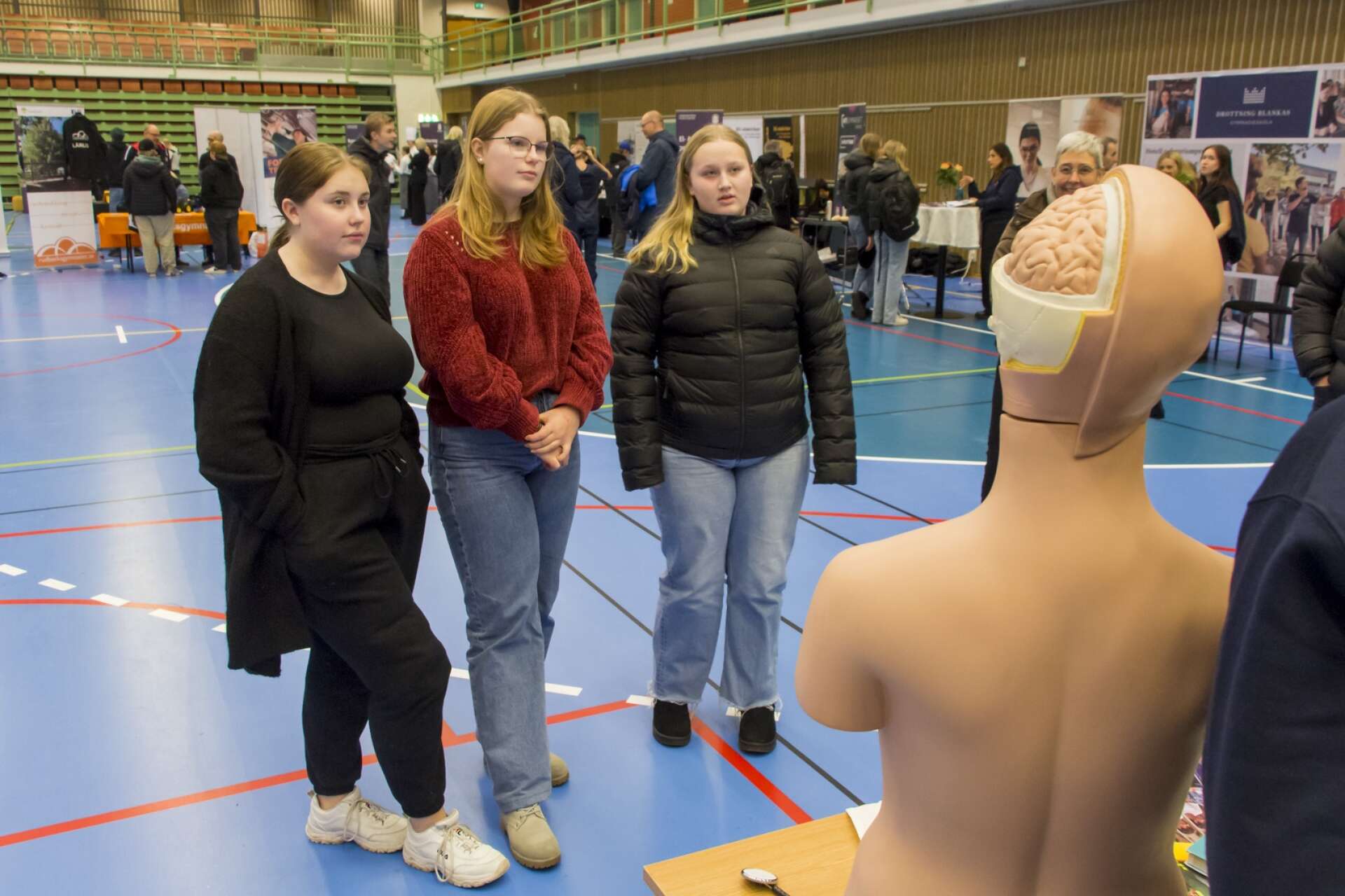 Emilia Lidén, Beatrice Johansson och Alma Jörgensen har tänkt att söka till ett vårdprogram.