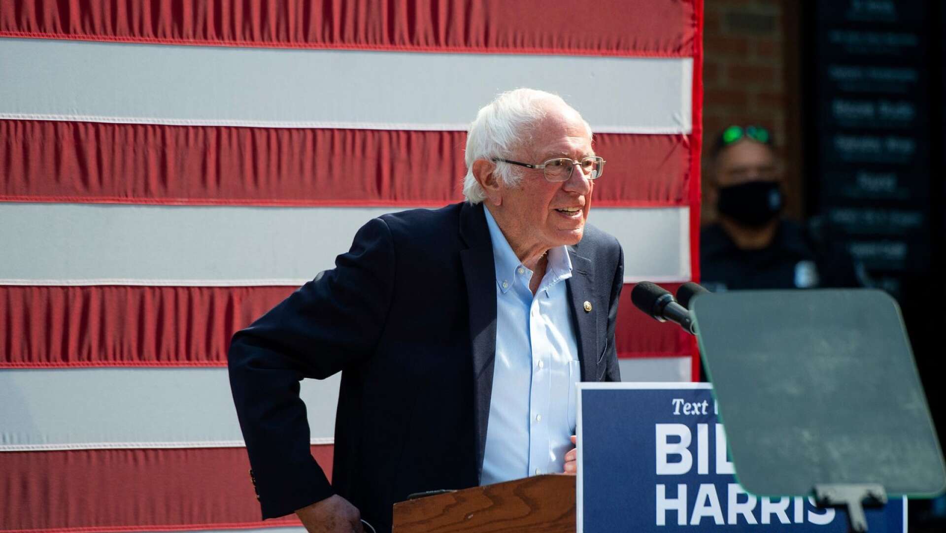 Radikale senatorn Bernie Sanders har satt sin prägel på demokraternas framgångsrika valmanifest.