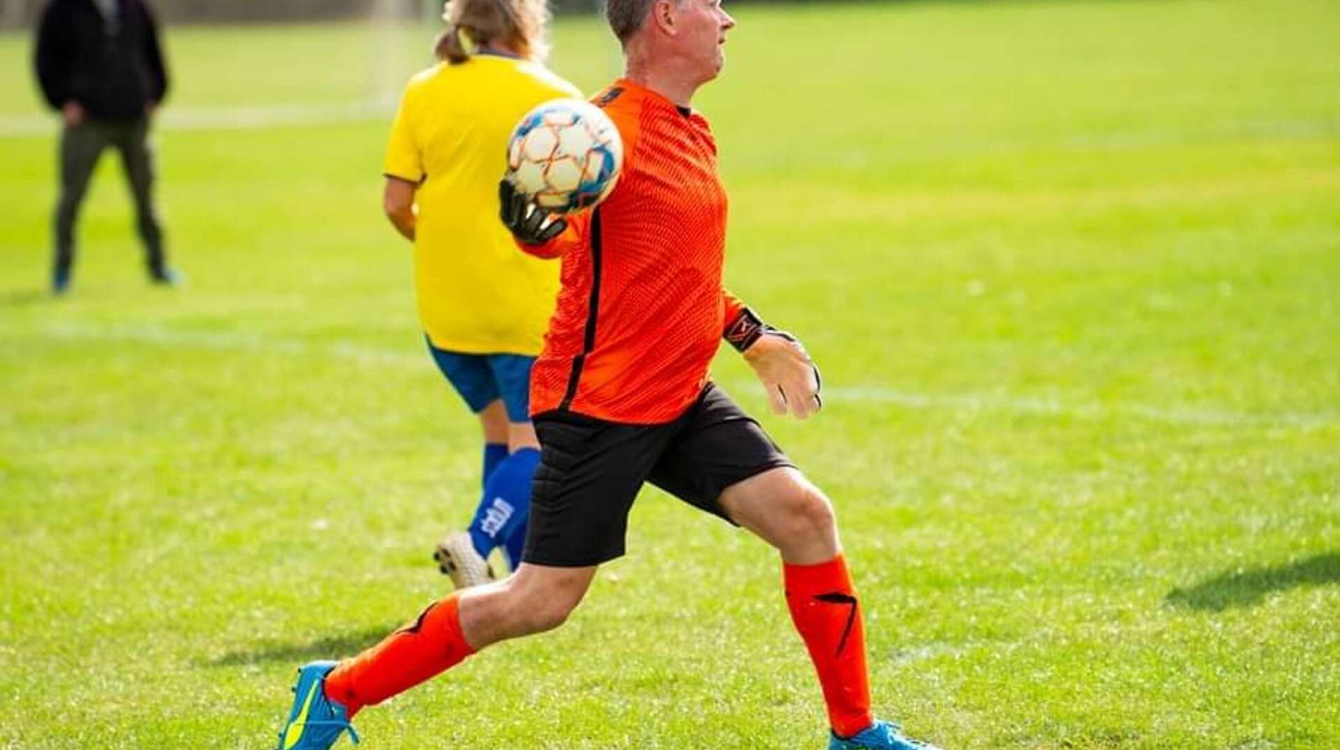 Filip Oskarsson från Högsäter är målvakt i Parkinsonlandslaget i fotboll. Målvaktströjan är en donation från Dalslands Fotbollförbund.