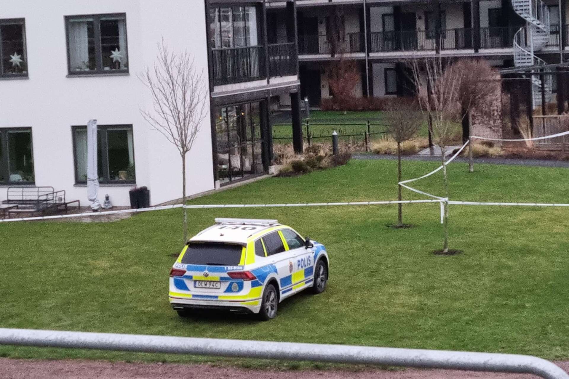 Polisen har spärrat av ett större område vid Frostaliden i Skövde med anledning av att en kvinna hittats död på nyårsdagen.