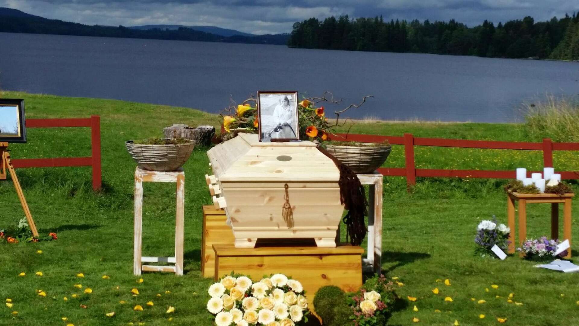 En begravning kan hållas utomhus, som här vid Lersjöns strand.