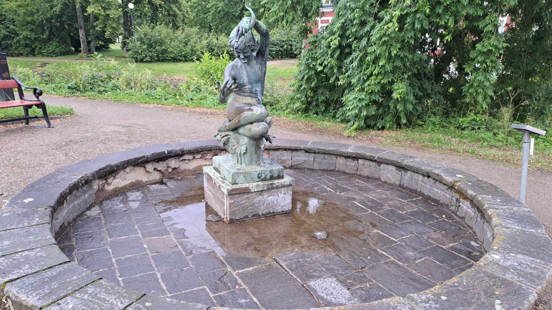 Skulpturen Daphne brukar omges av en hel del vatten, men så är det inte just nu. Fontänen är trasig. 