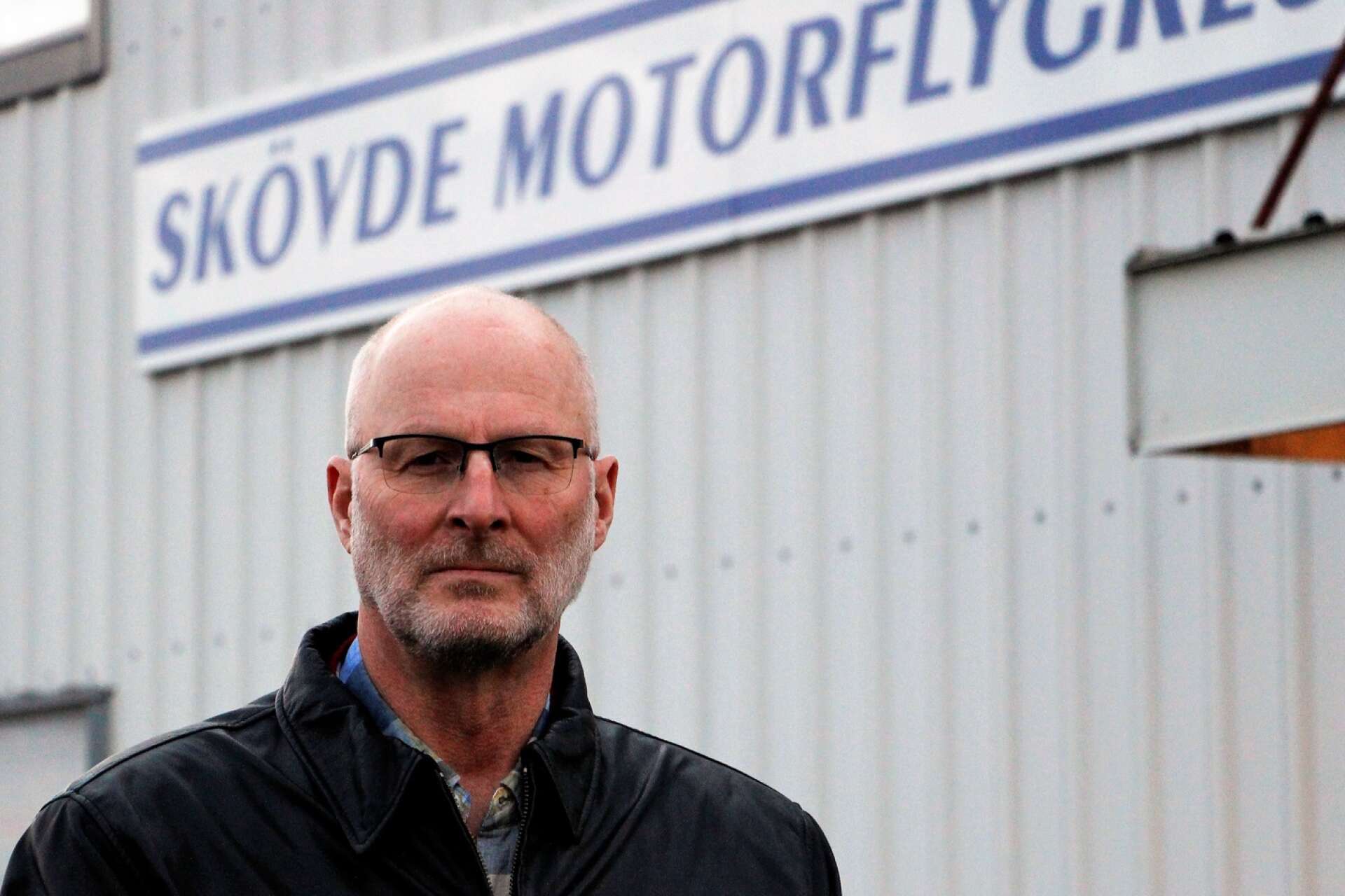 Tomas Kraft är ordförande för Skövde motorflygklubb. Klubben har två egna flygmaskiner och ett 60-talet aktiva medlemmar varav tio äger egna flygplan. Att flytta verksamheten till Lidköping är inget alternativ menar Tomas Kraft.