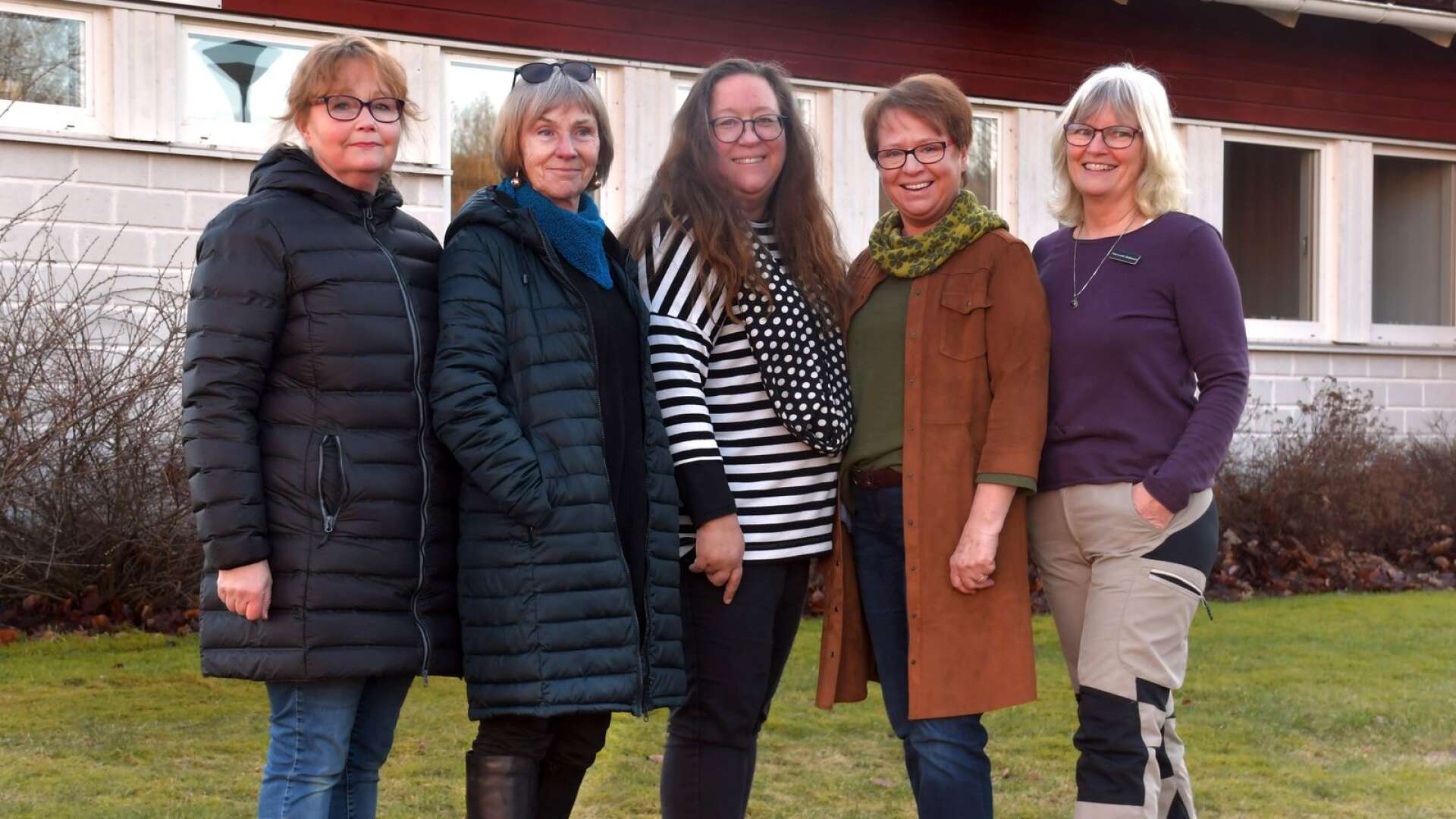 Här är gruppen som numera organiserar sig och administrerar konstrundan via olika sociala medier. Från vänster: Else-Marie Gustafsson, Kerstin Wikeberg-Skog, Lena Hautoniemi, Gitta Bretsch och Ylva L. Andersson. 