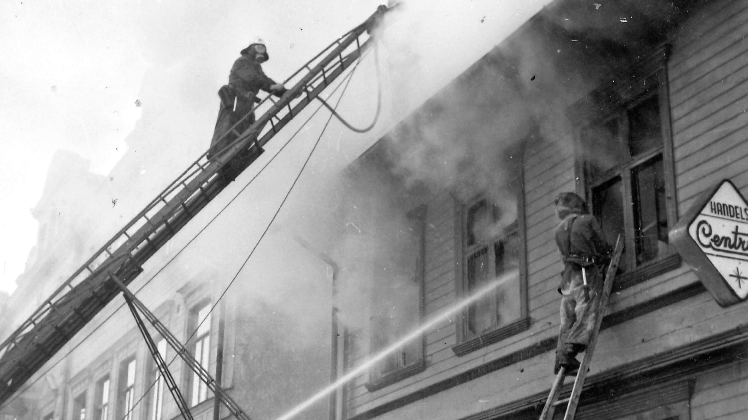 Vid torget låg klädbutiken Handels-Centrum. Marknadsdagen 1961 blev det en brand i huset, som totalförstördes och fick rivas. Det blev en marknadsdag med sot och rök.