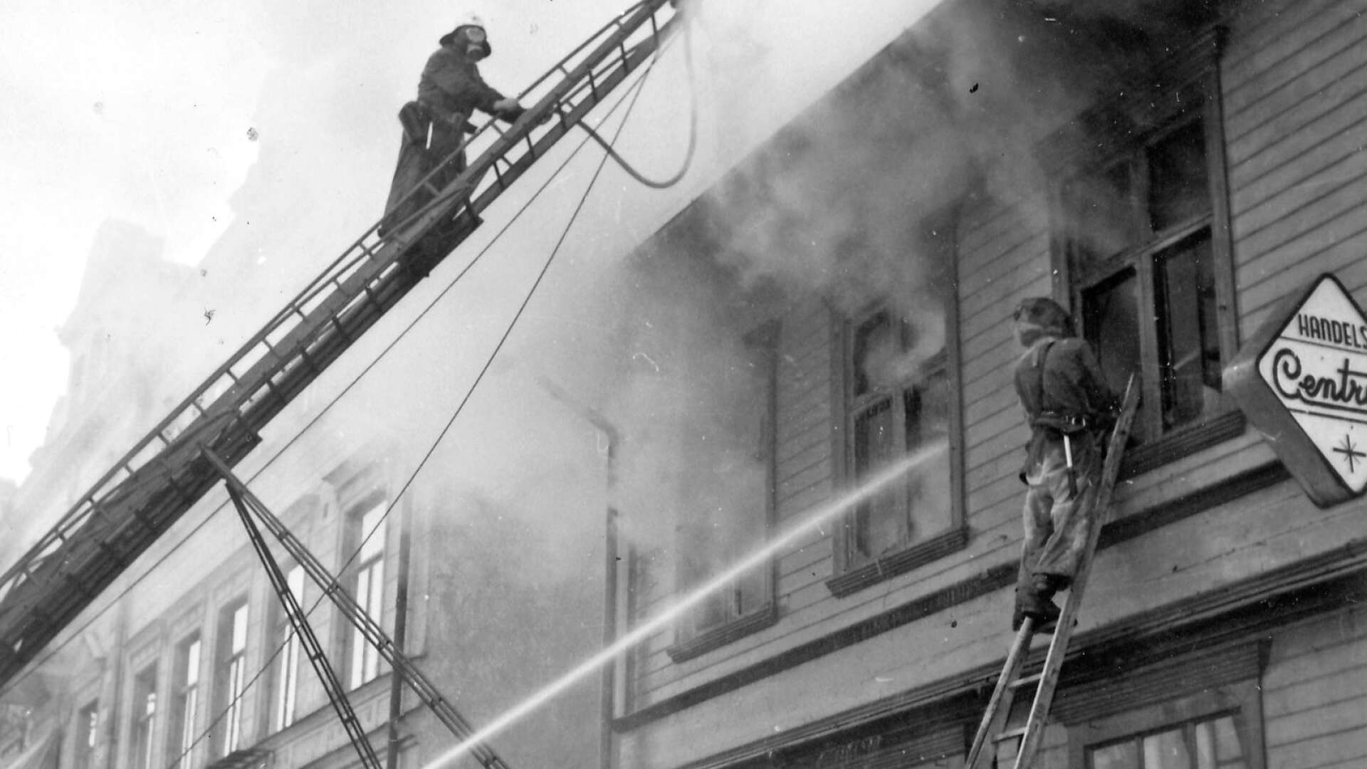 Brandmännen hade ett tufft arbete med att släcka branden på vinden och på andra våningen samtidigt som man försökte rädda en del av alla kläder i affären.